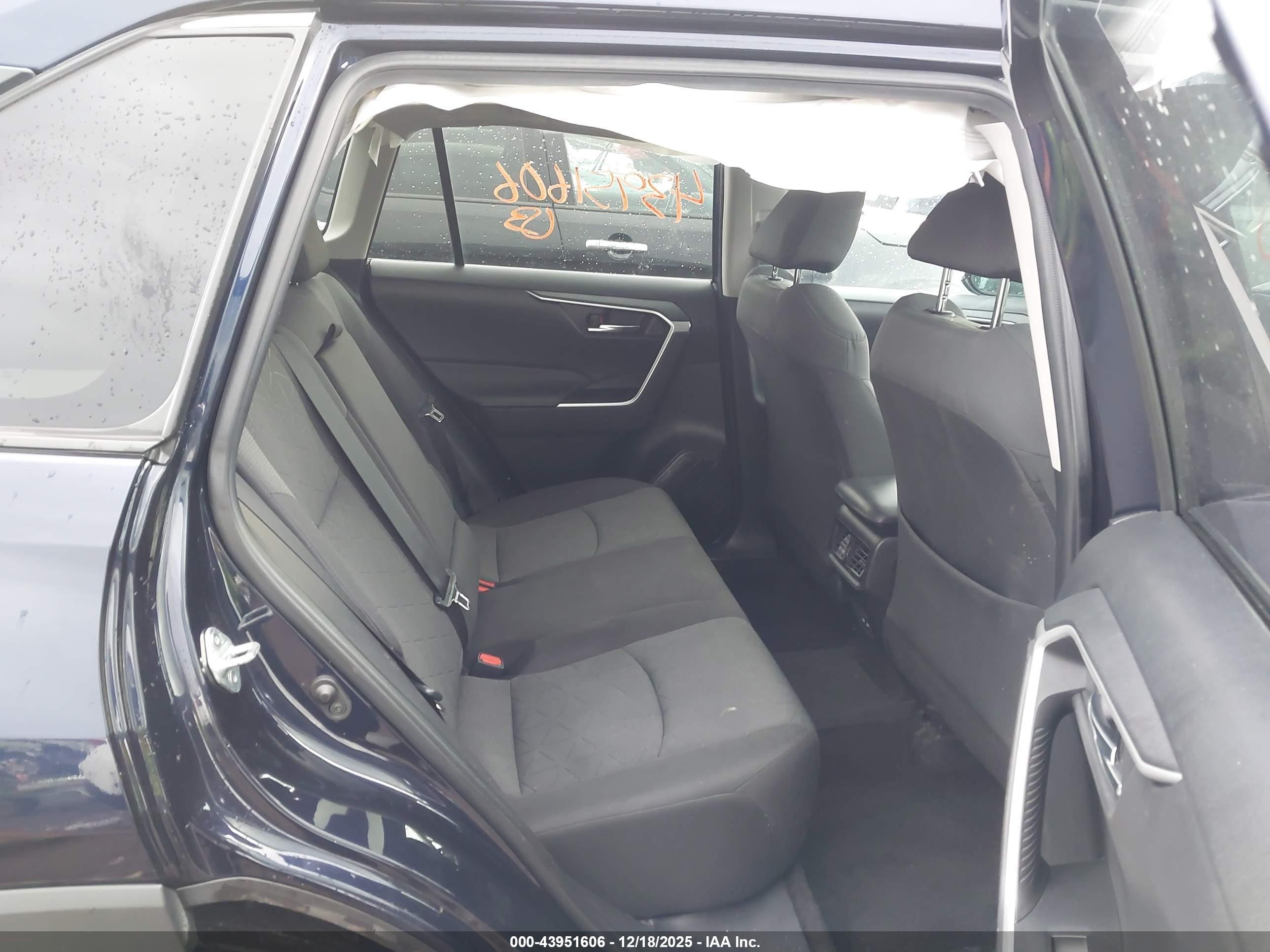 TOYOTA RAV4 image 8
