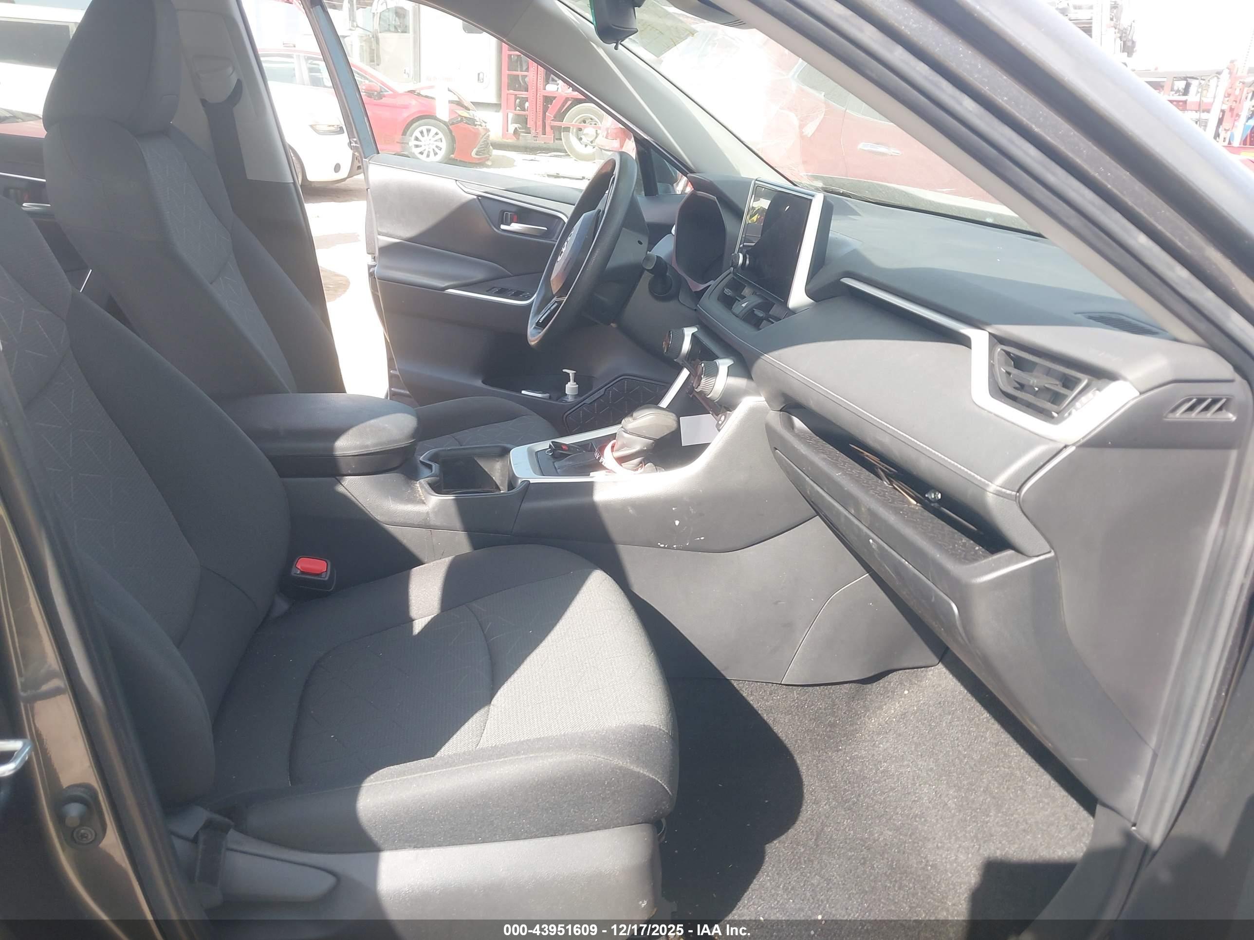 TOYOTA RAV4 image 5