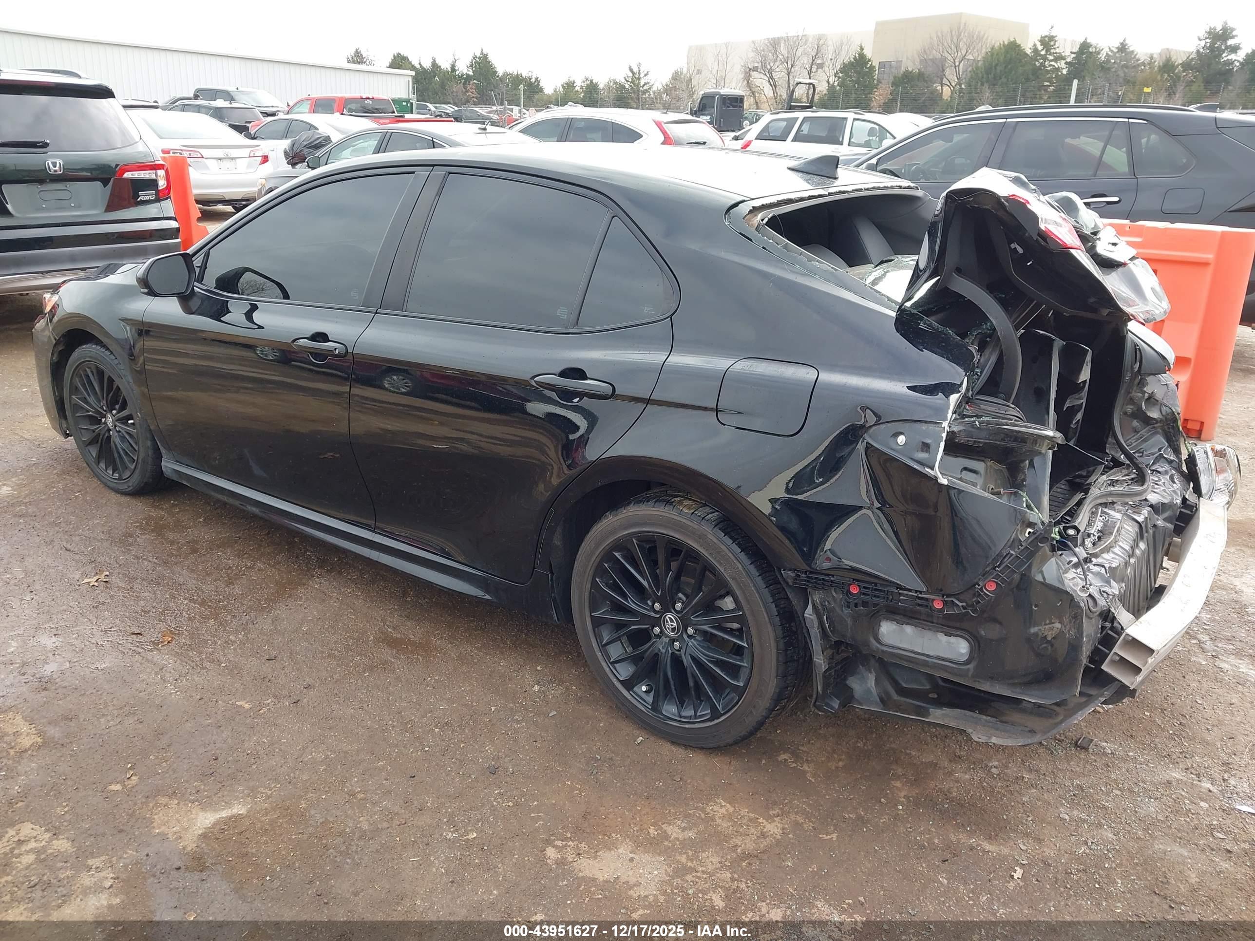 TOYOTA CAMRY image 3