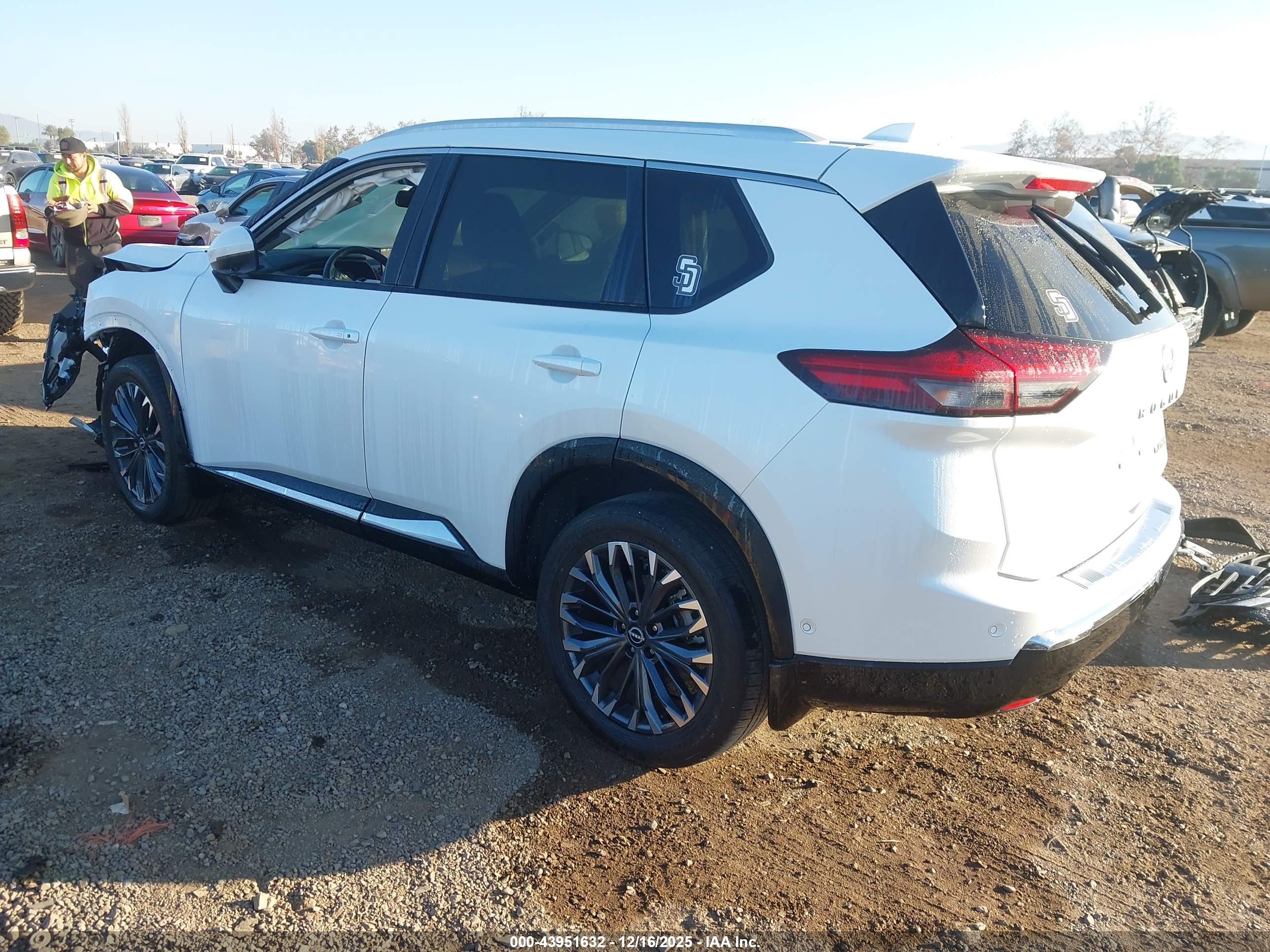 NISSAN ROGUE image 3