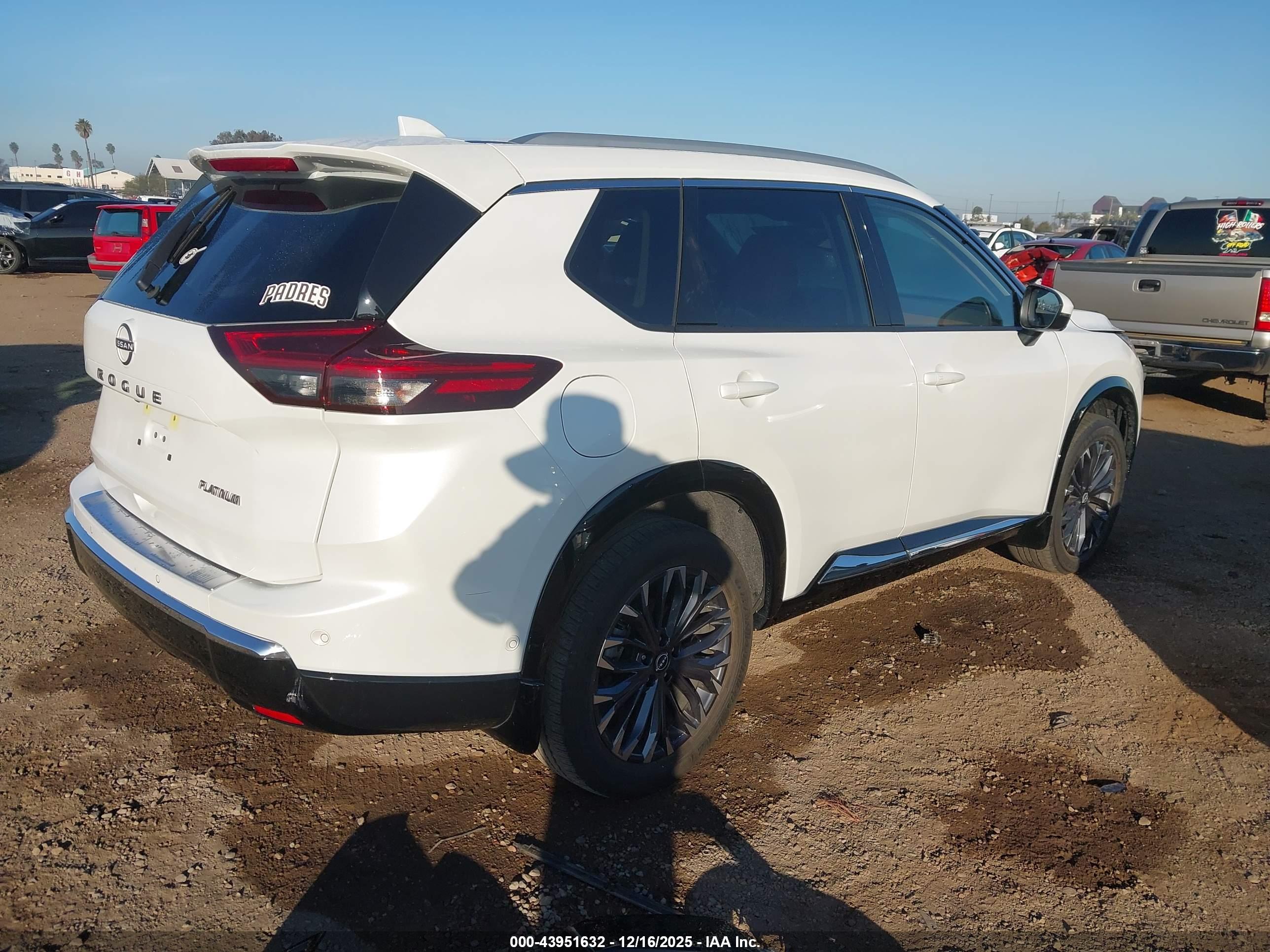 NISSAN ROGUE image 4