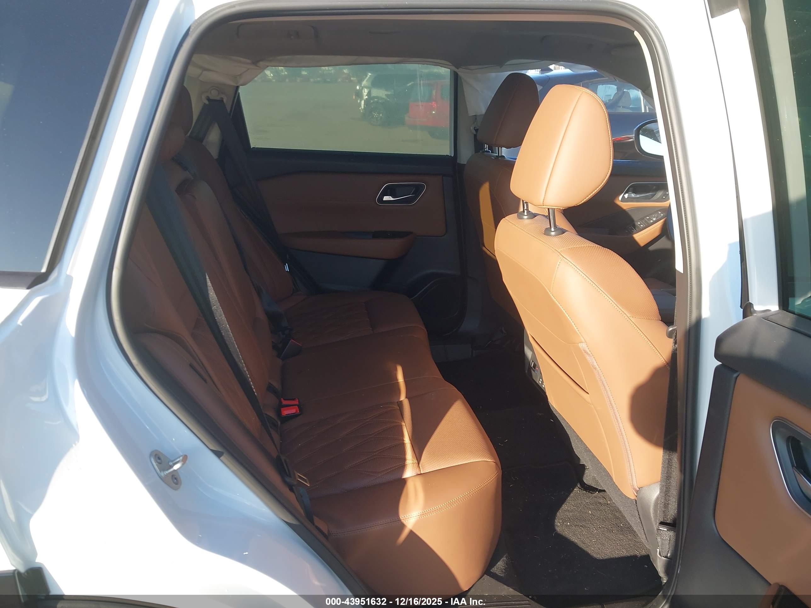 NISSAN ROGUE image 8