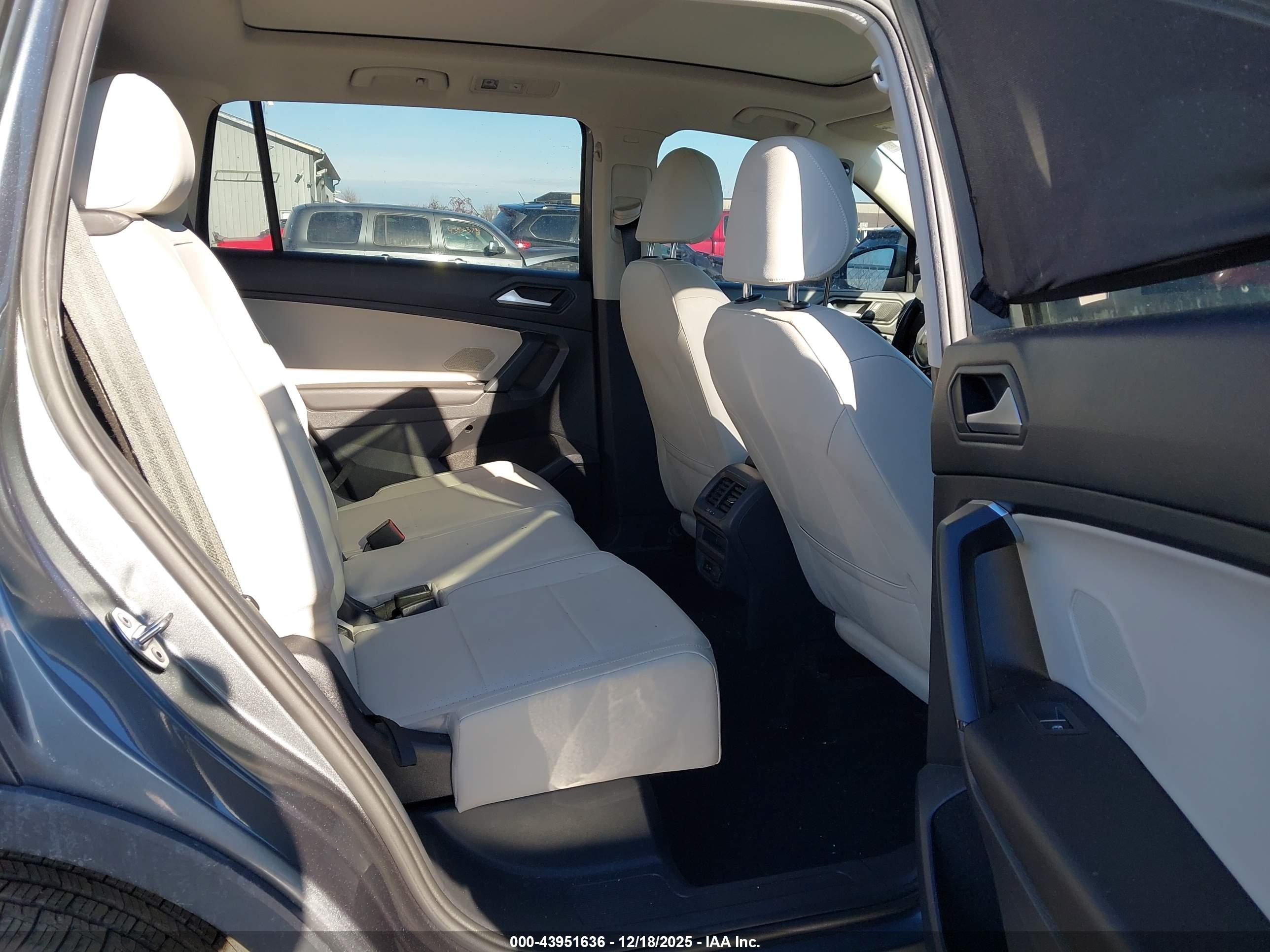 VOLKSWAGEN TIGUAN image 8