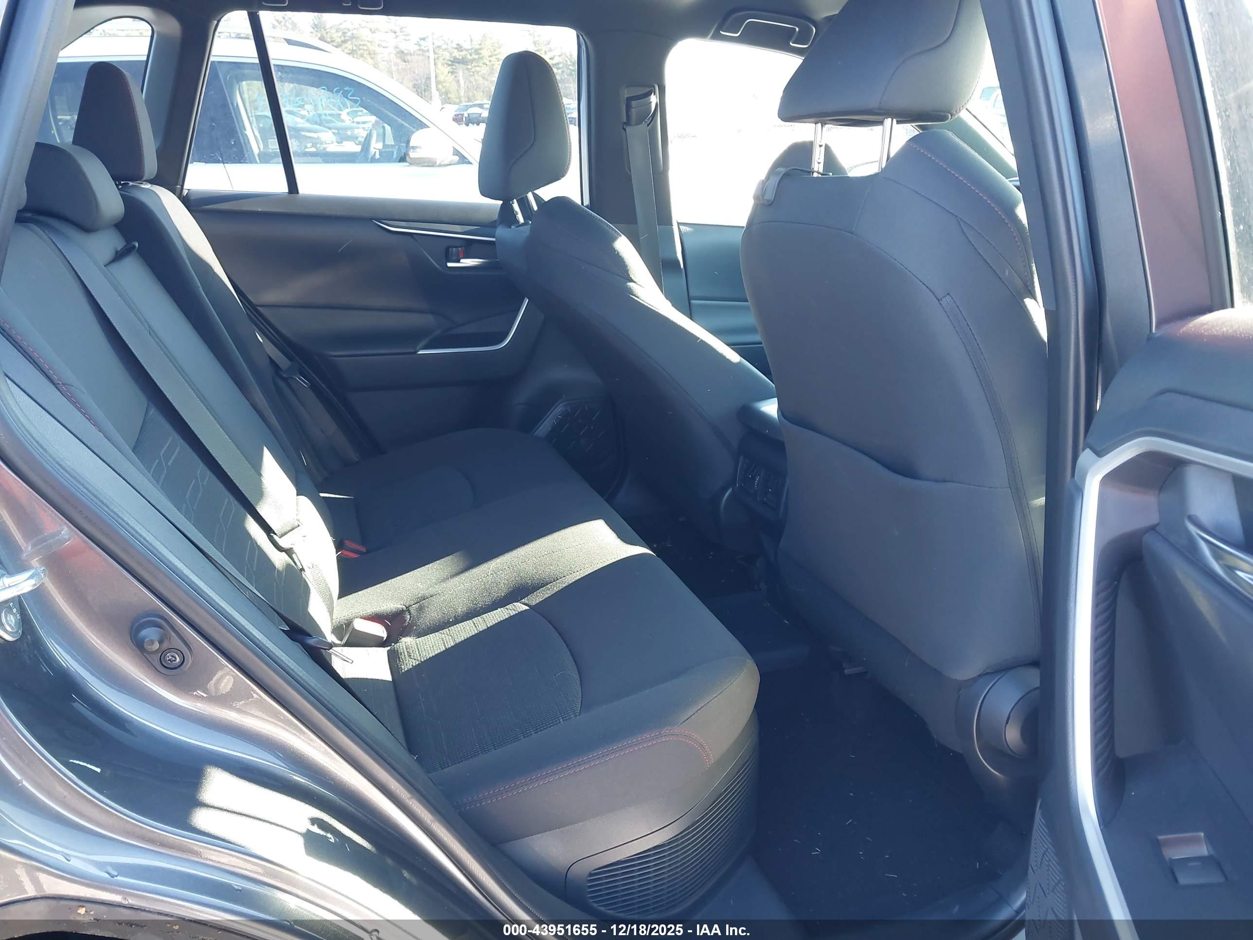 TOYOTA RAV4 image 8