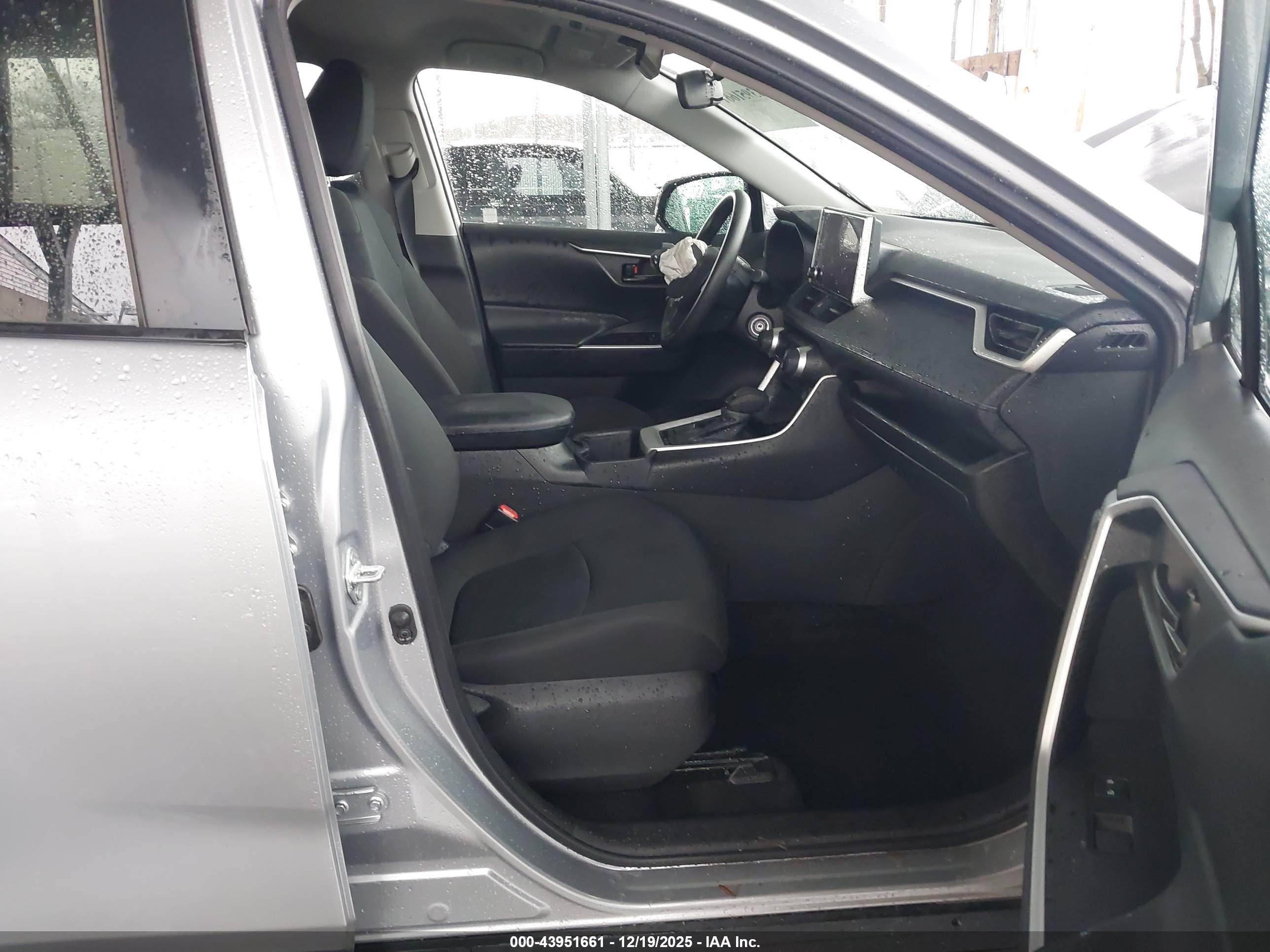 TOYOTA RAV4 image 5