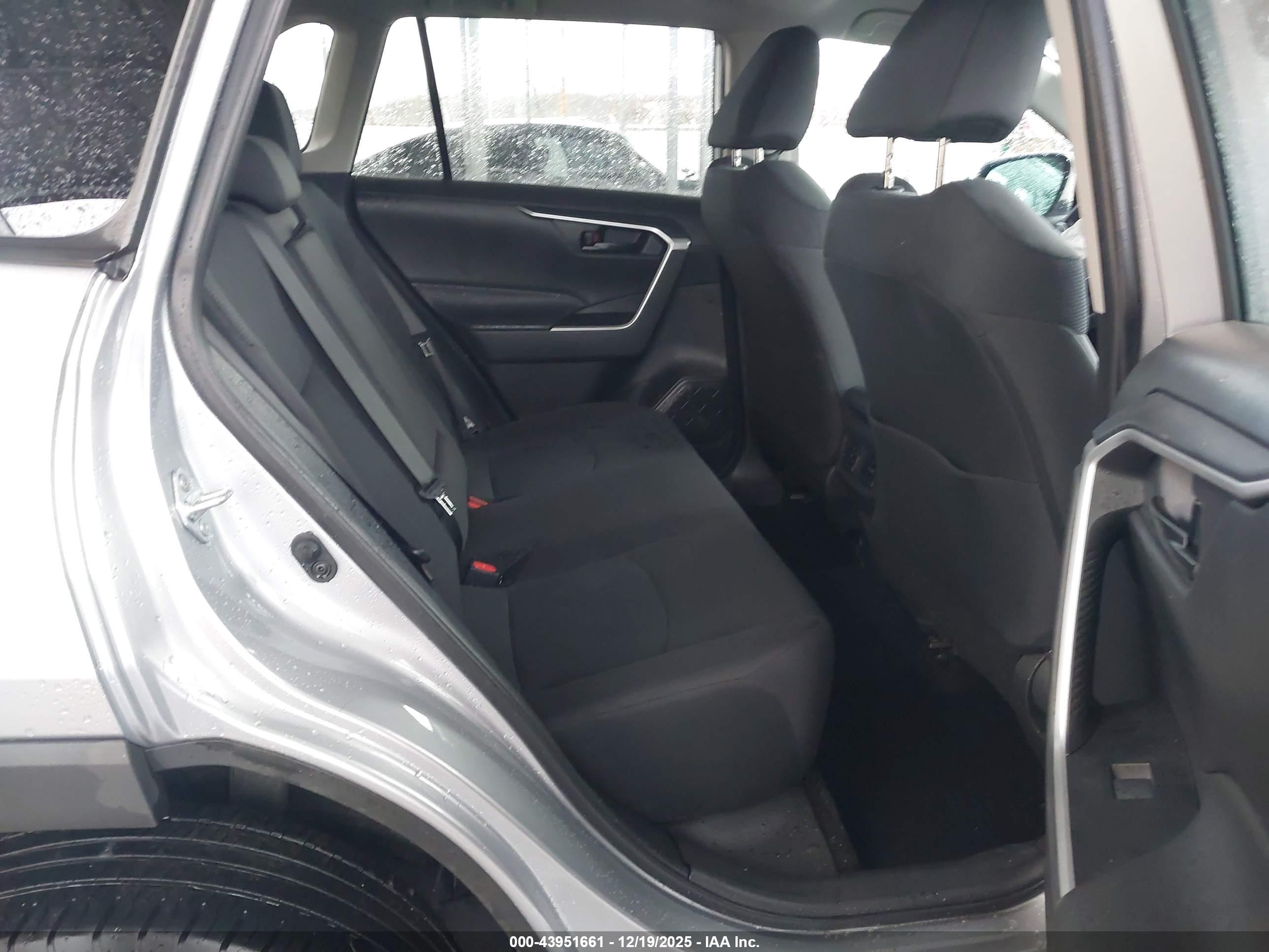 TOYOTA RAV4 image 8