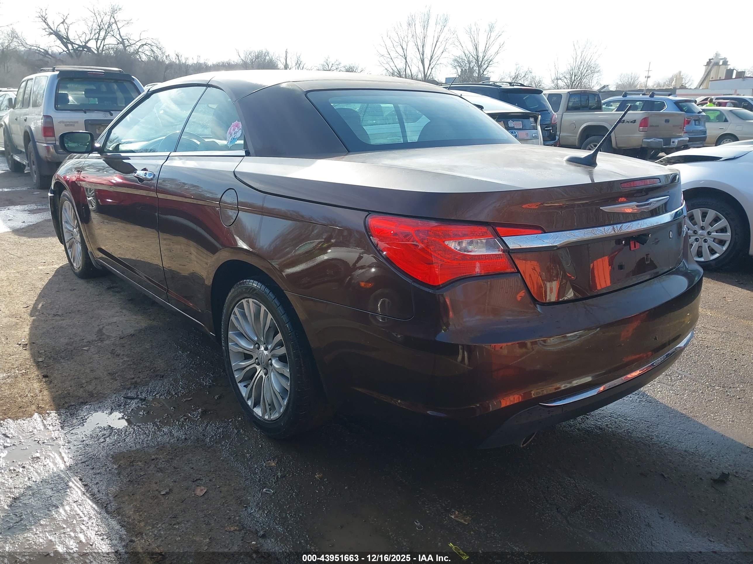 CHRYSLER 200 image 3