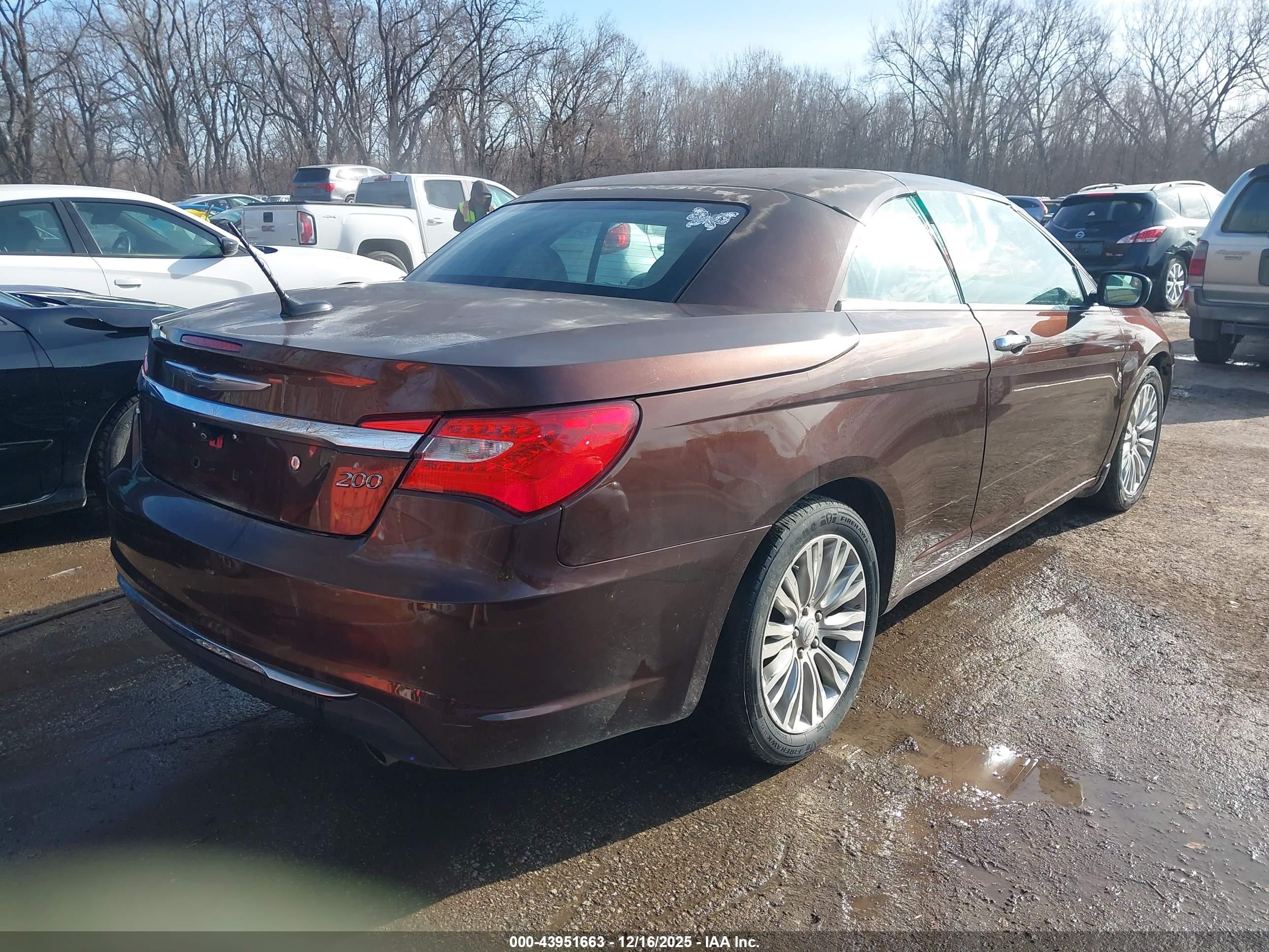 CHRYSLER 200 image 4