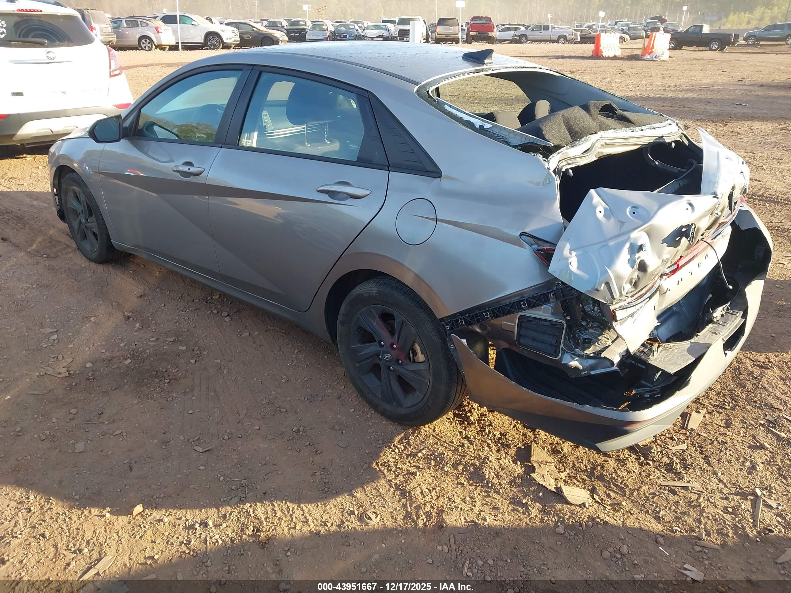 HYUNDAI ELANTRA image 3