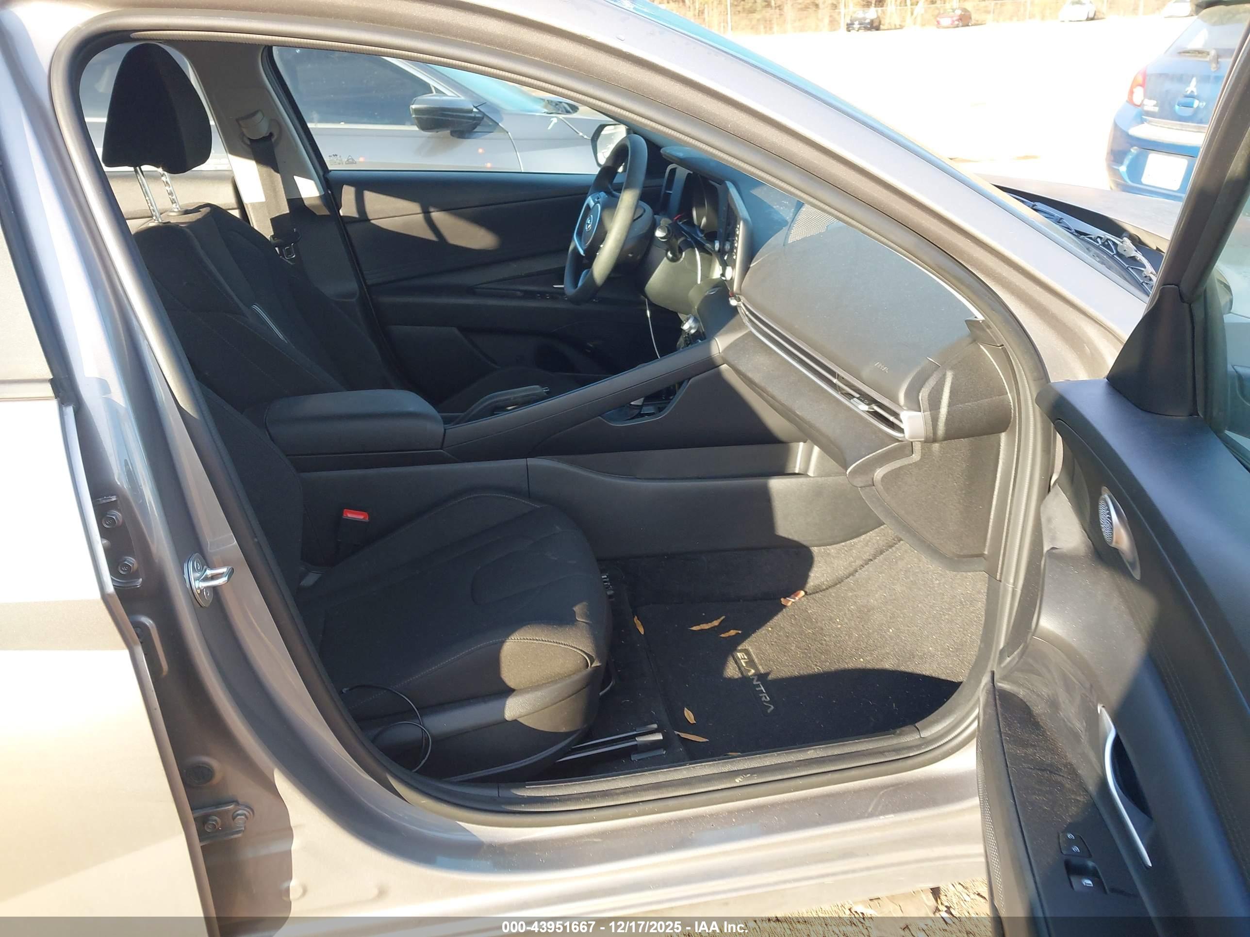 HYUNDAI ELANTRA image 5