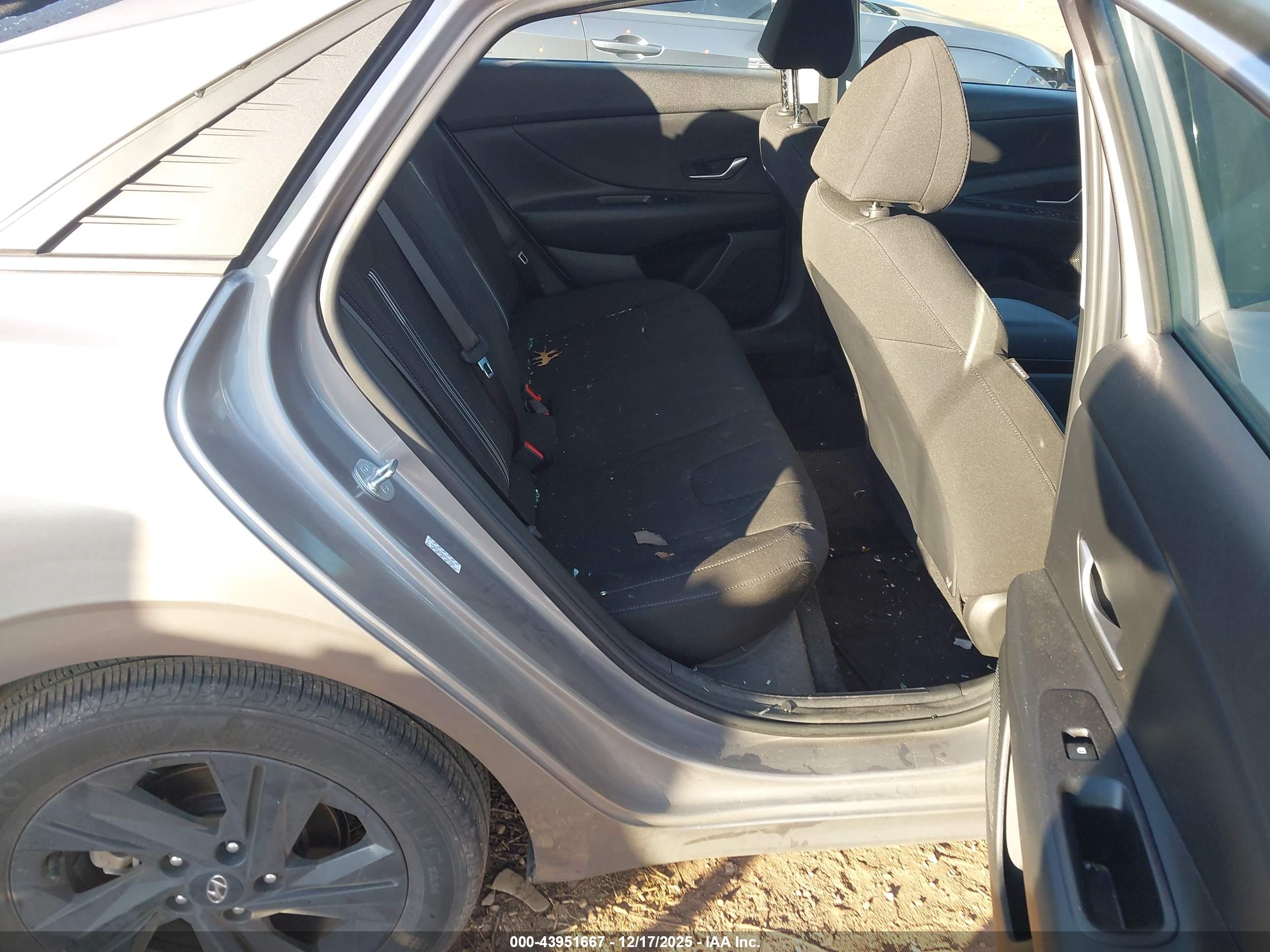 HYUNDAI ELANTRA image 8