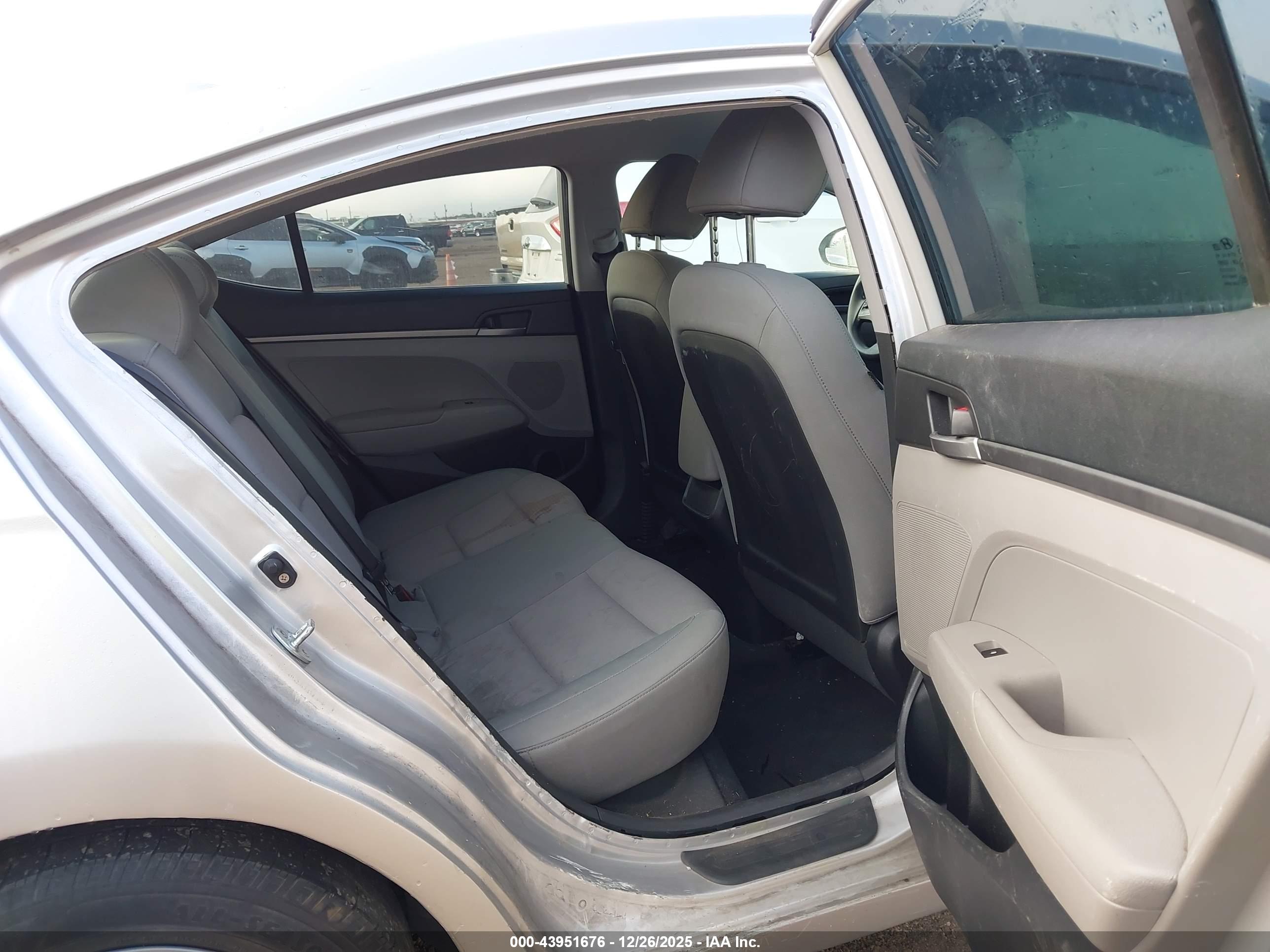 HYUNDAI ELANTRA image 8