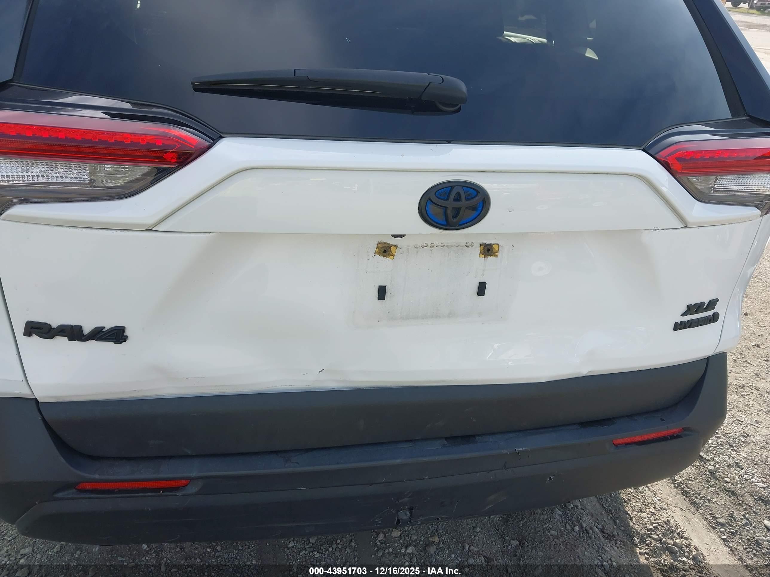 TOYOTA RAV4 image 6
