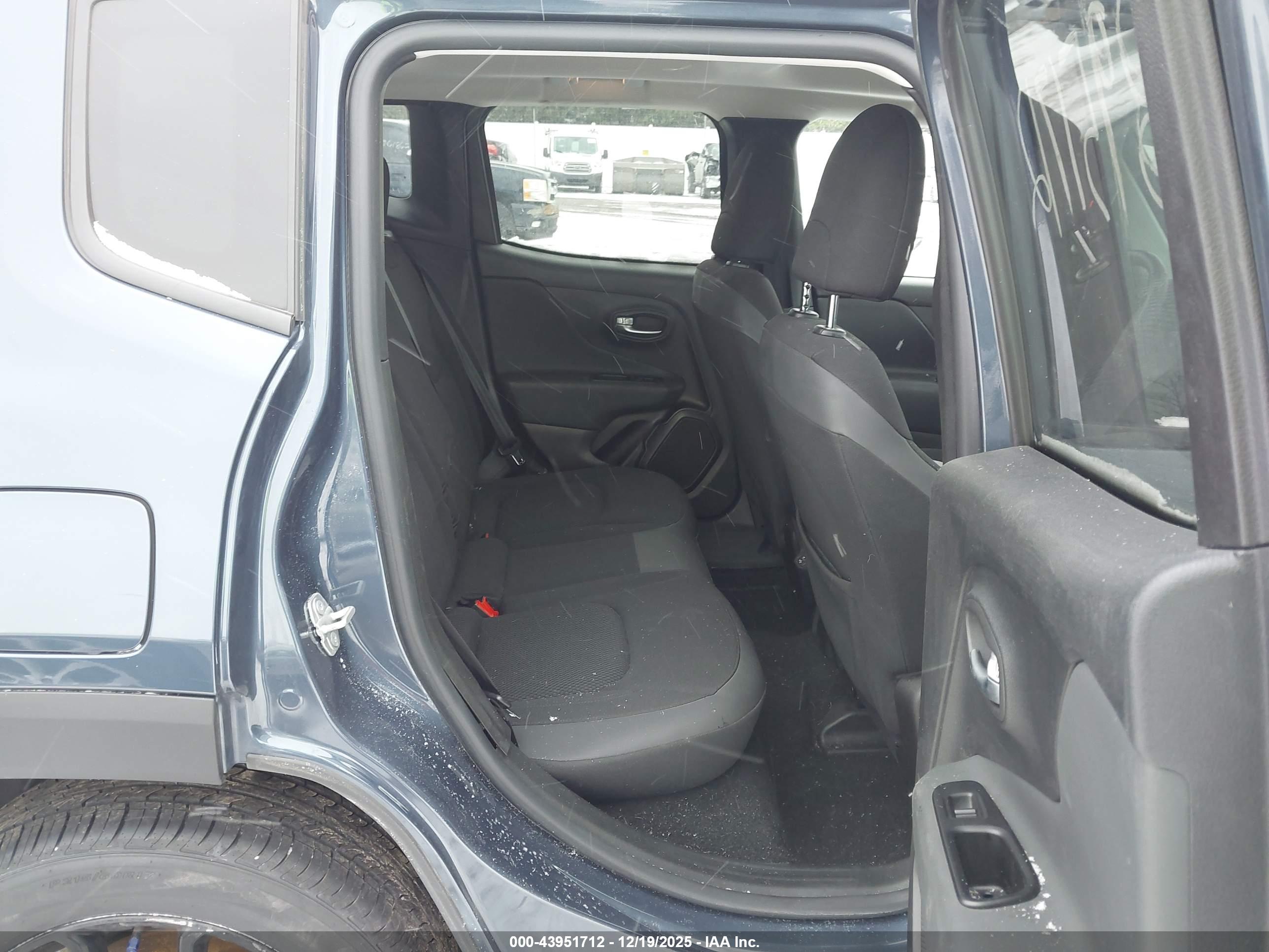 JEEP RENEGADE image 8