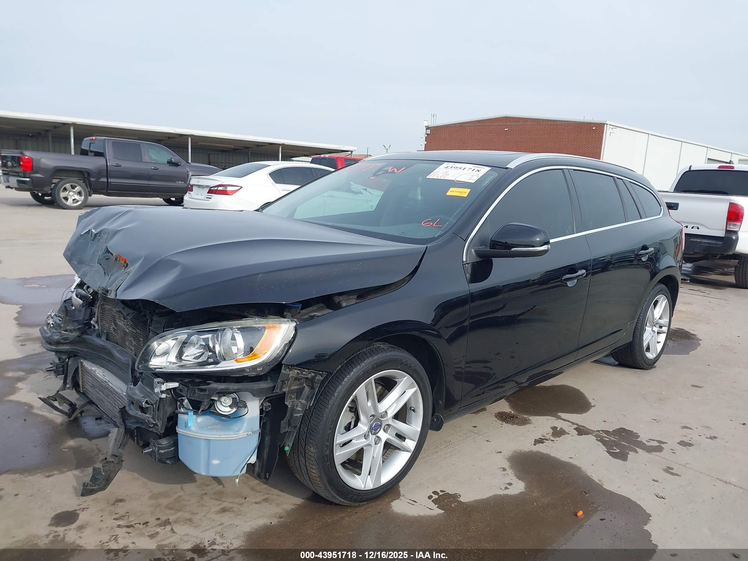 VOLVO V60 image 2