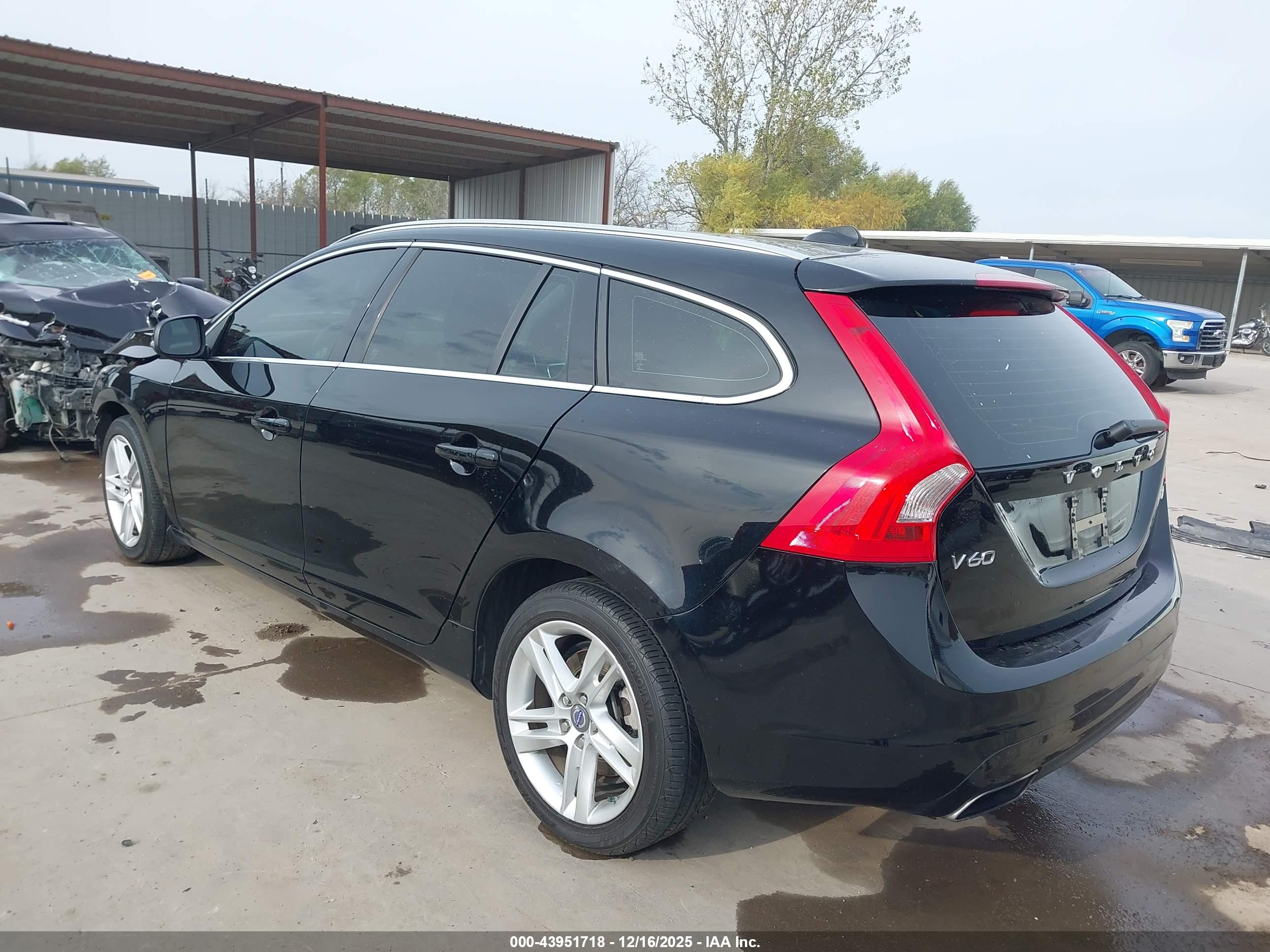 VOLVO V60 image 3