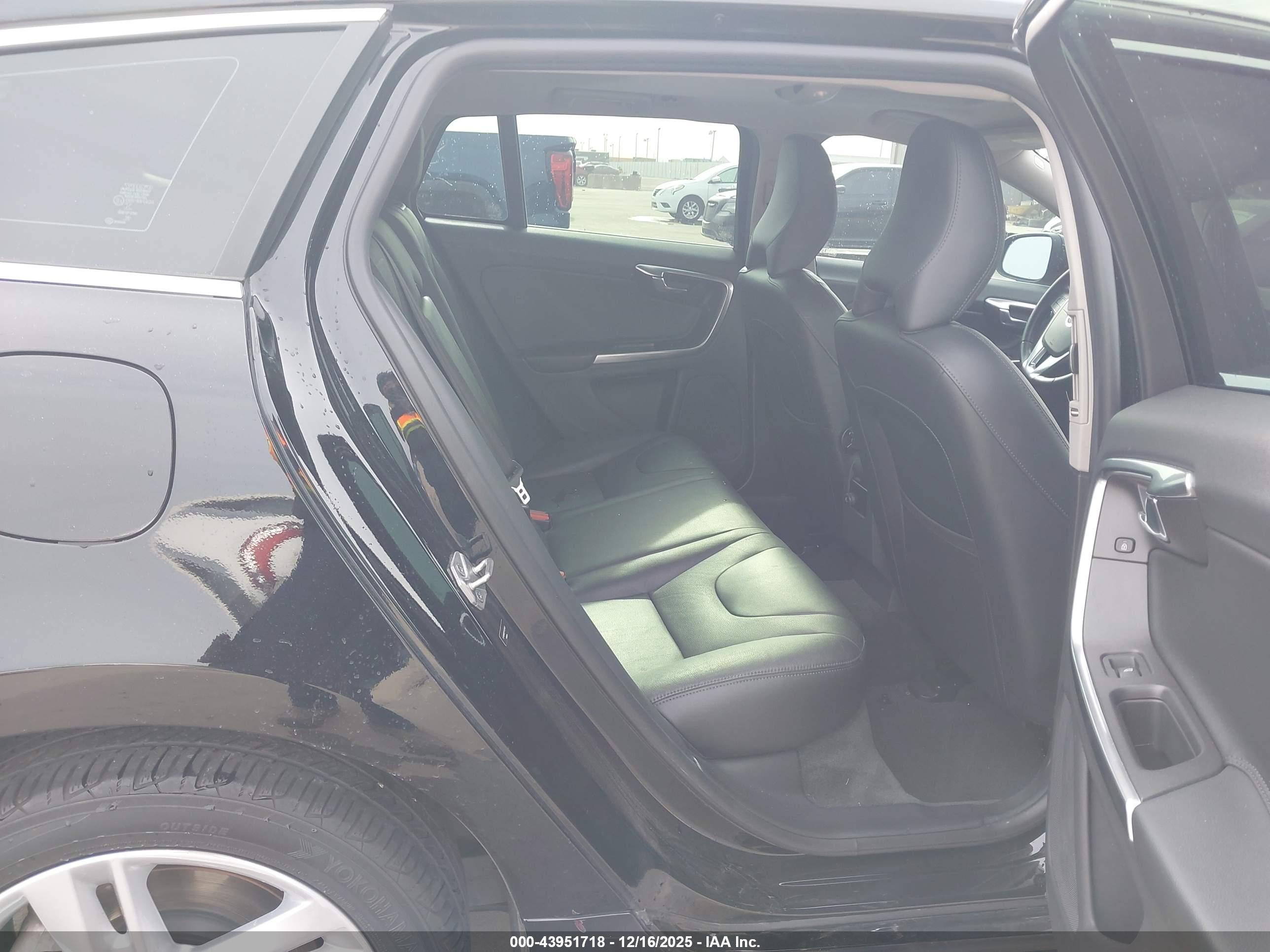 VOLVO V60 image 8
