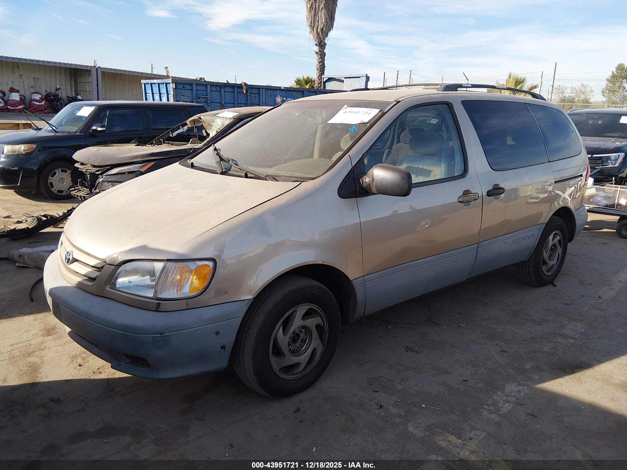 TOYOTA SIENNA image 2