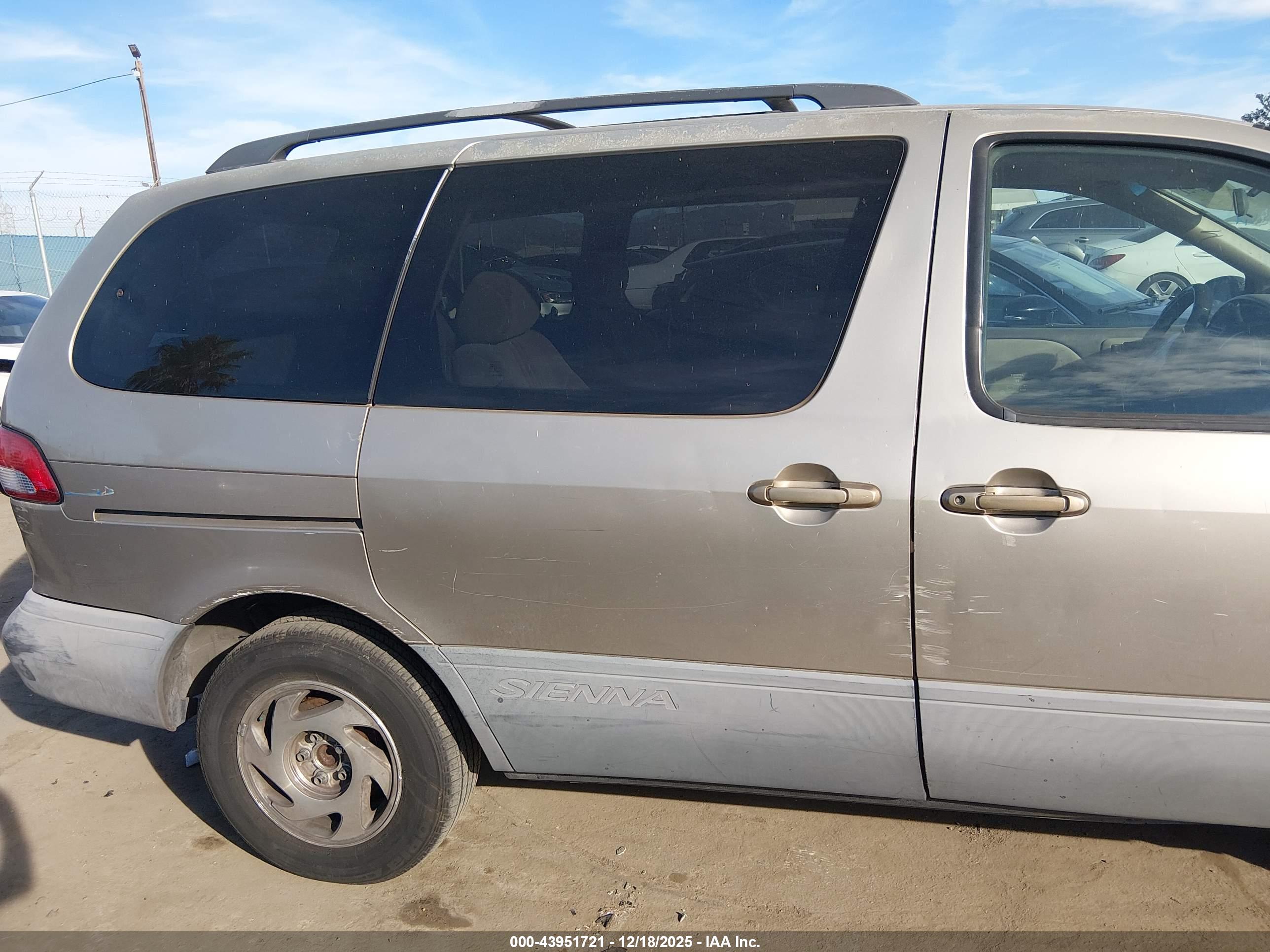 TOYOTA SIENNA image 6