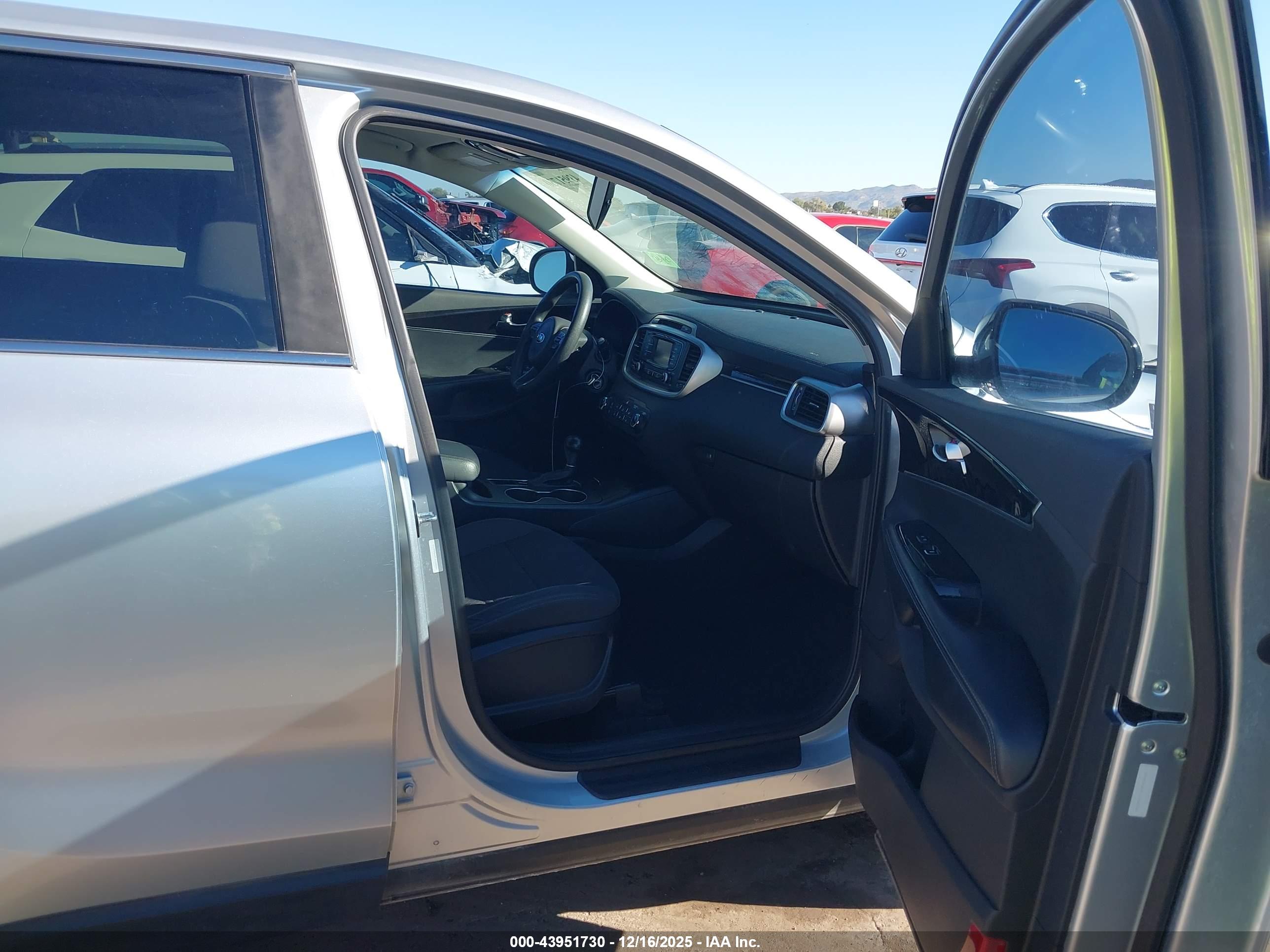 KIA SORENTO image 5