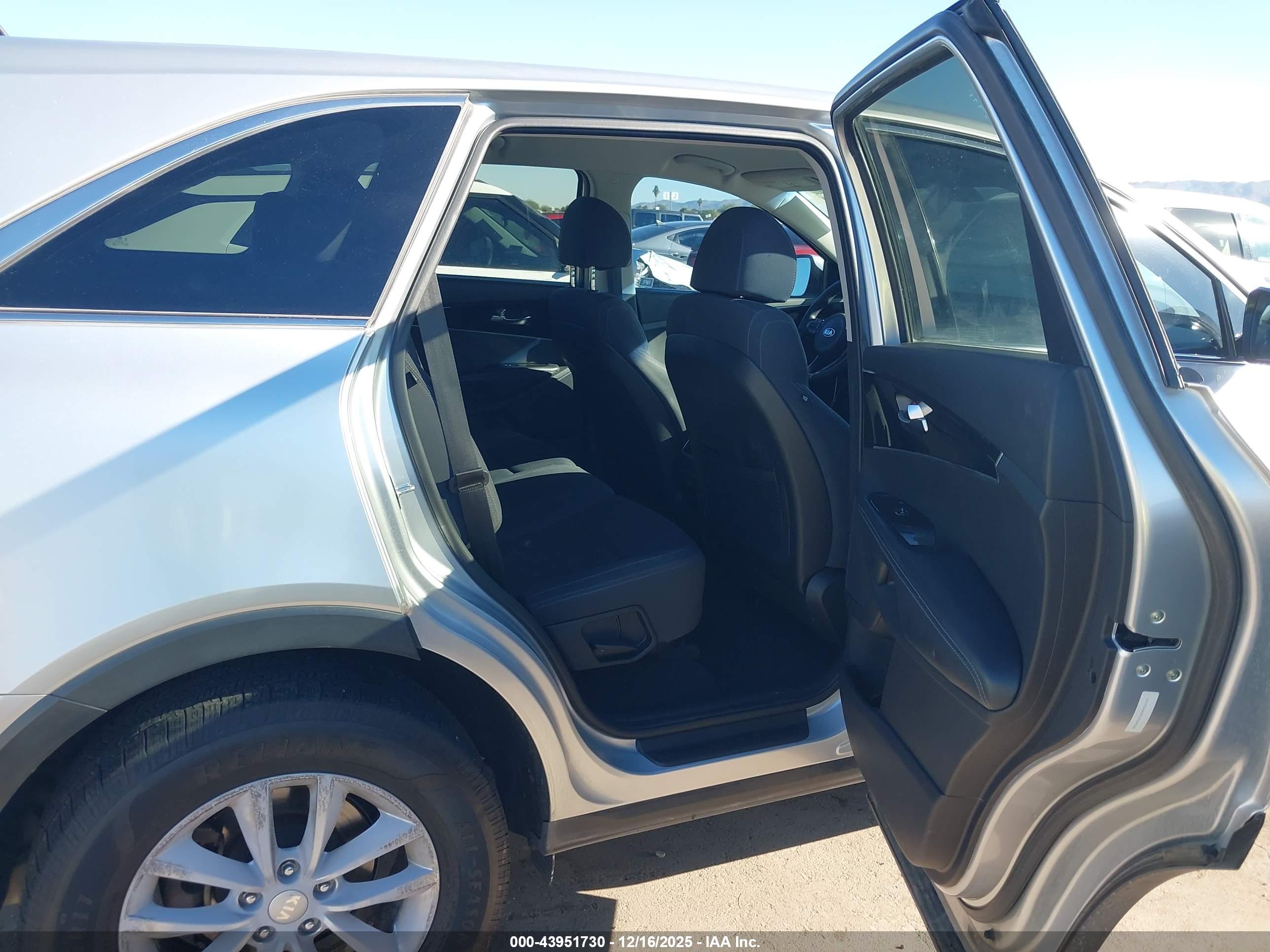 KIA SORENTO image 8