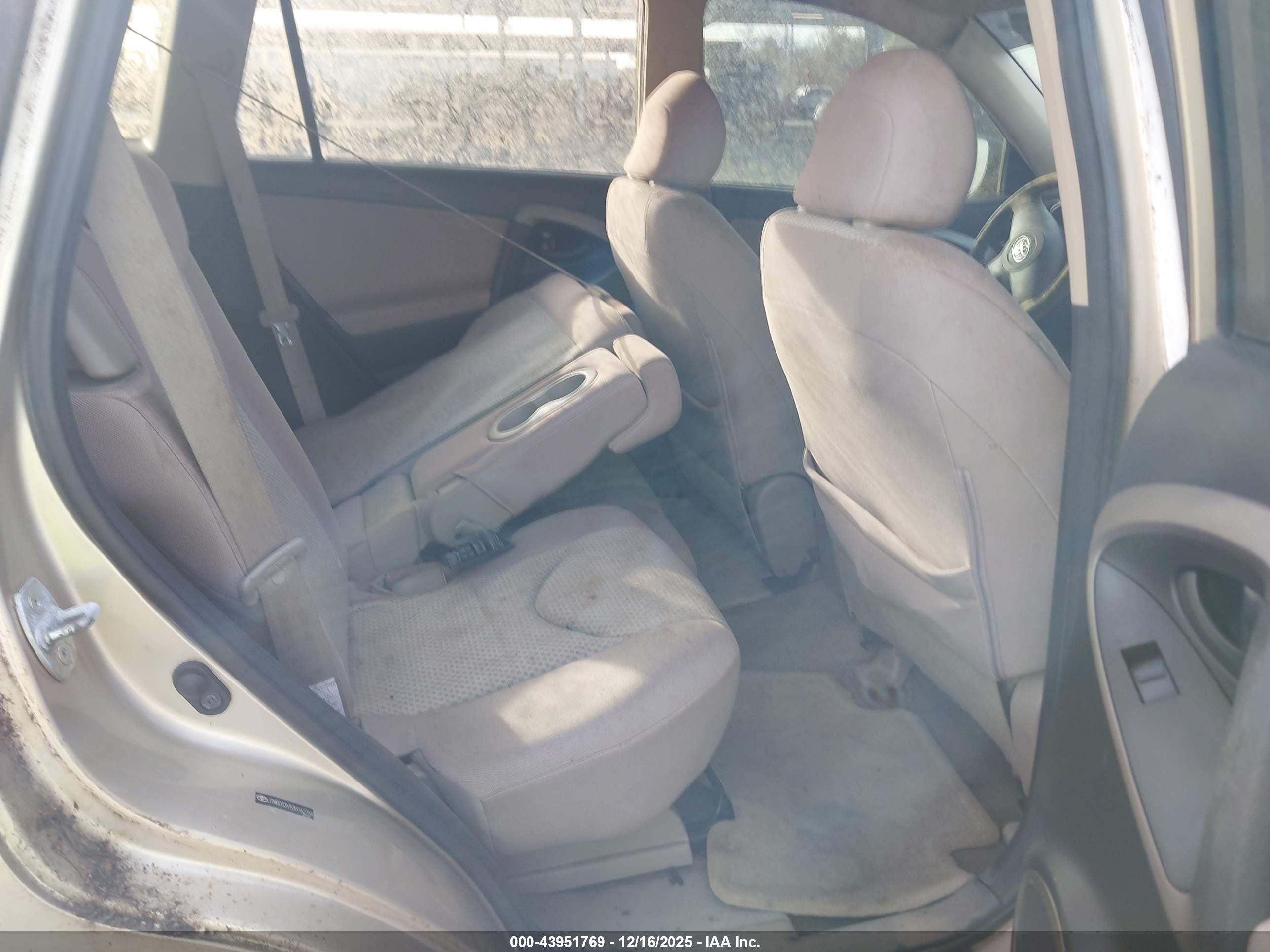 TOYOTA RAV4 image 8