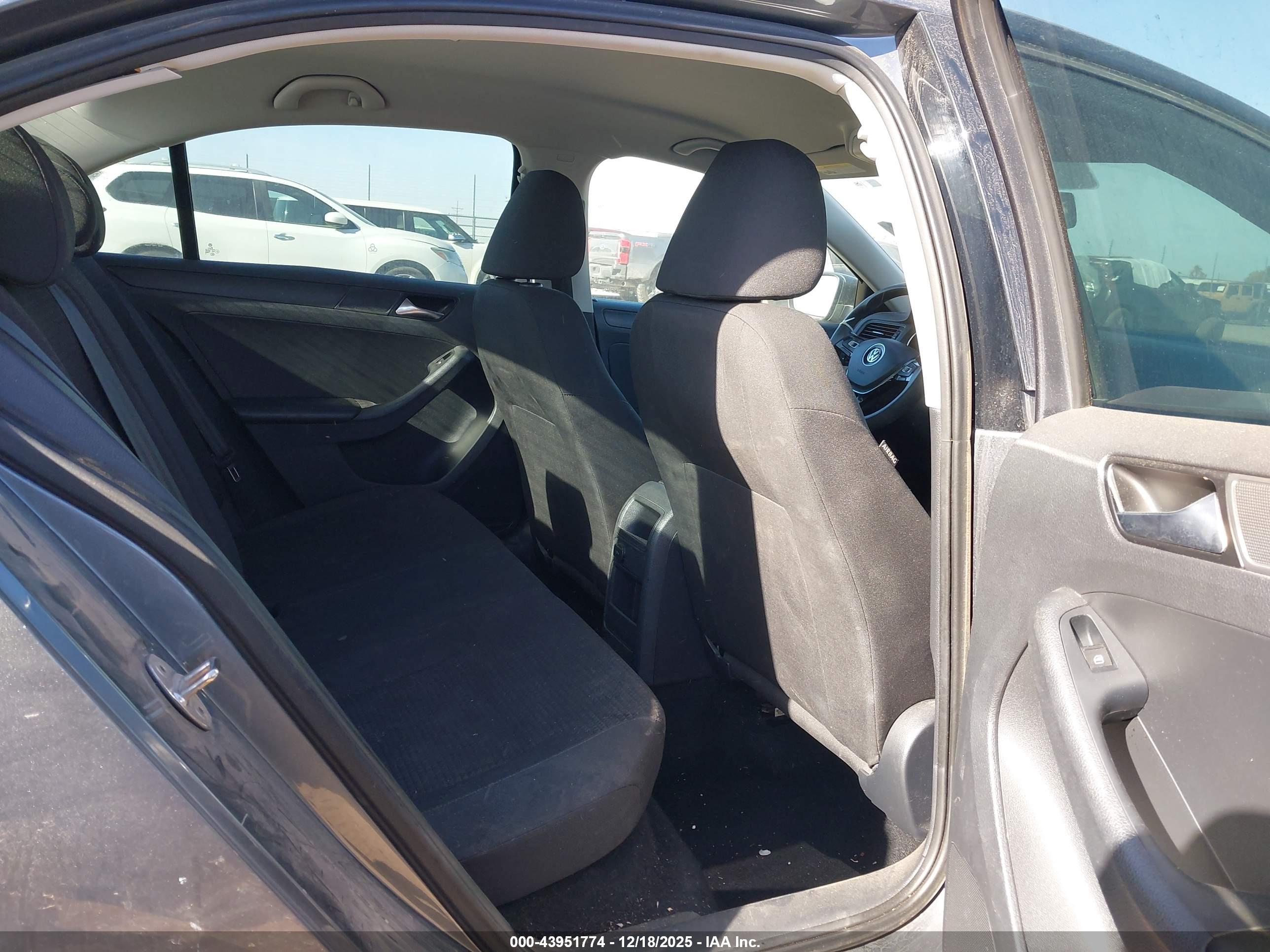 VOLKSWAGEN JETTA image 8