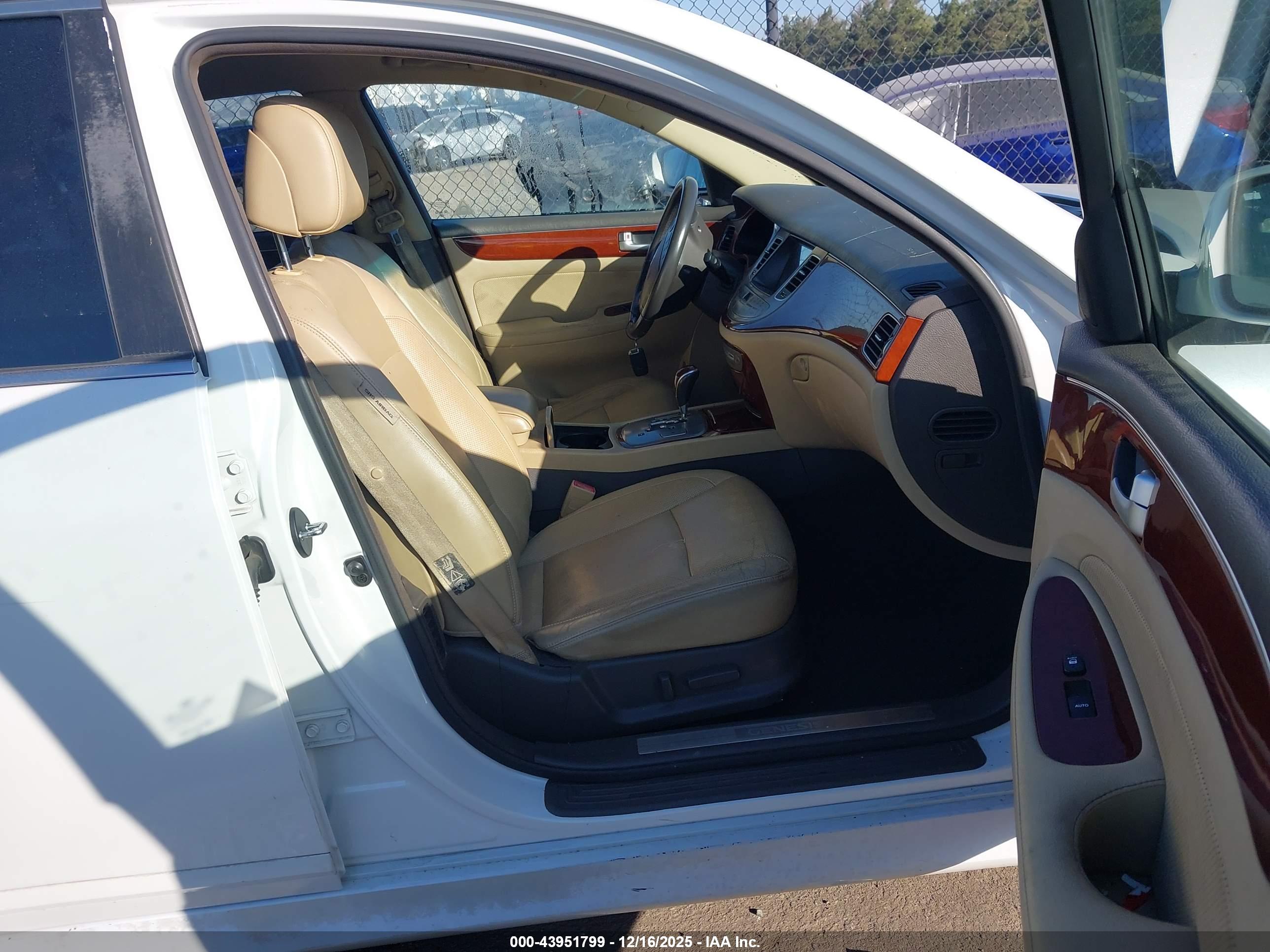 HYUNDAI GENESIS image 5