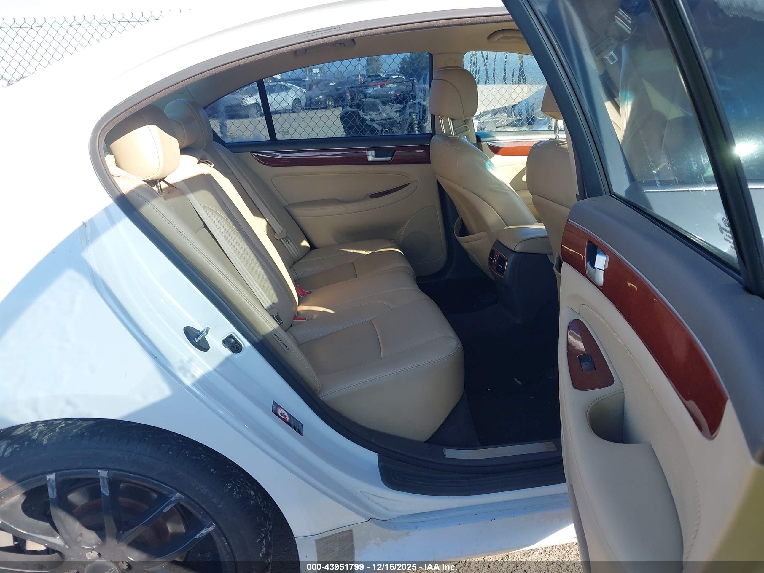 HYUNDAI GENESIS image 8