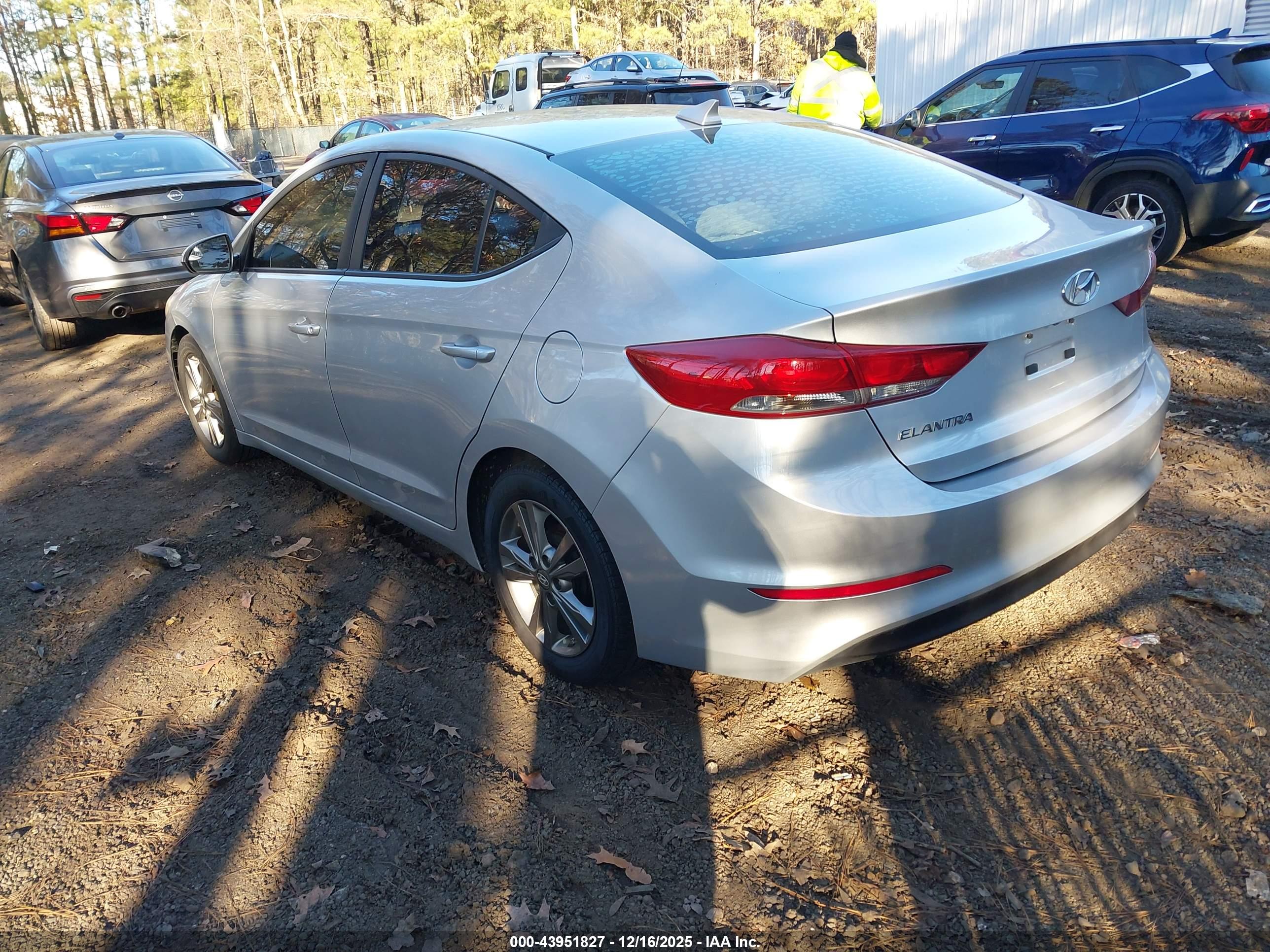 HYUNDAI ELANTRA image 3