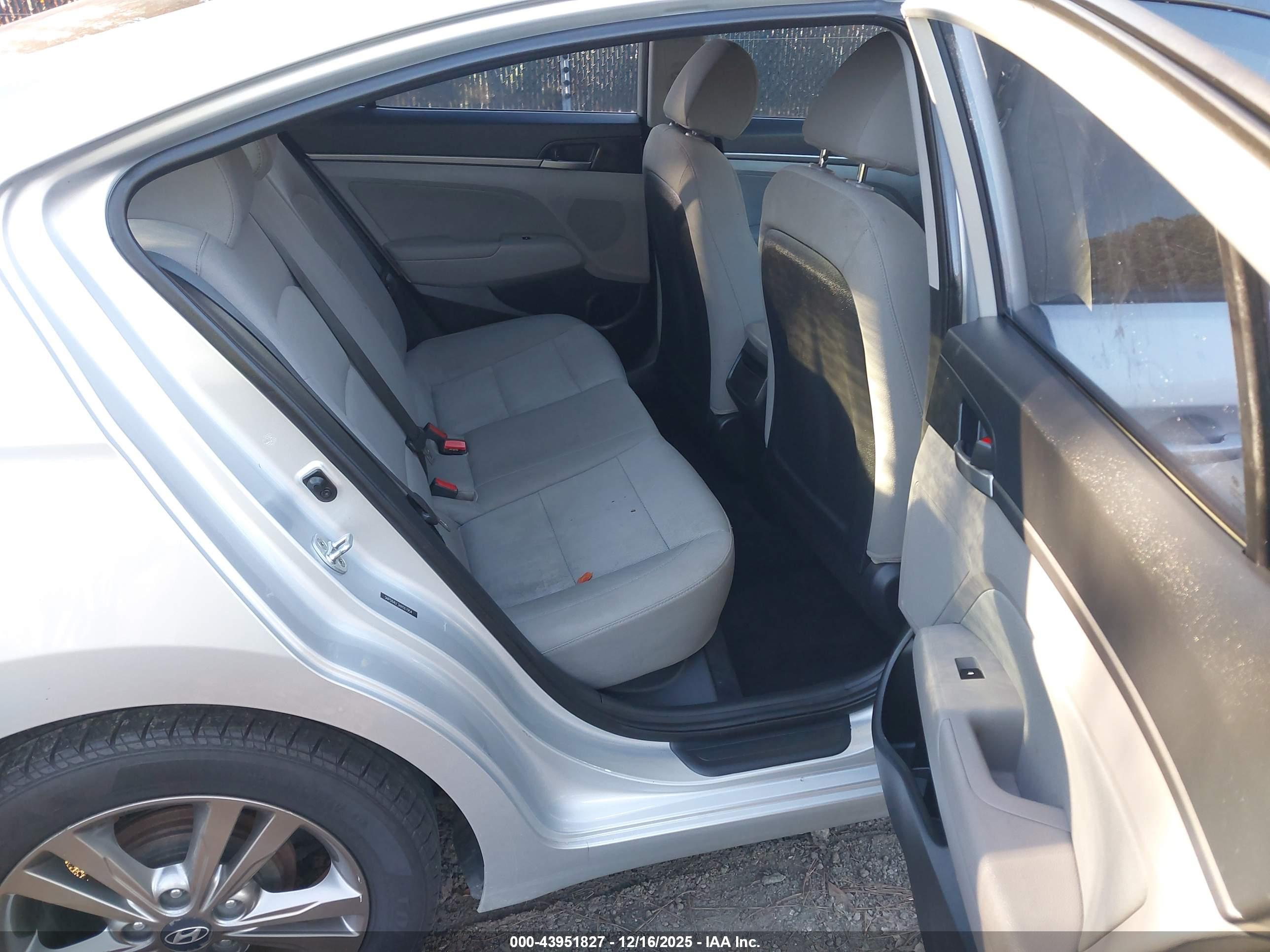 HYUNDAI ELANTRA image 8