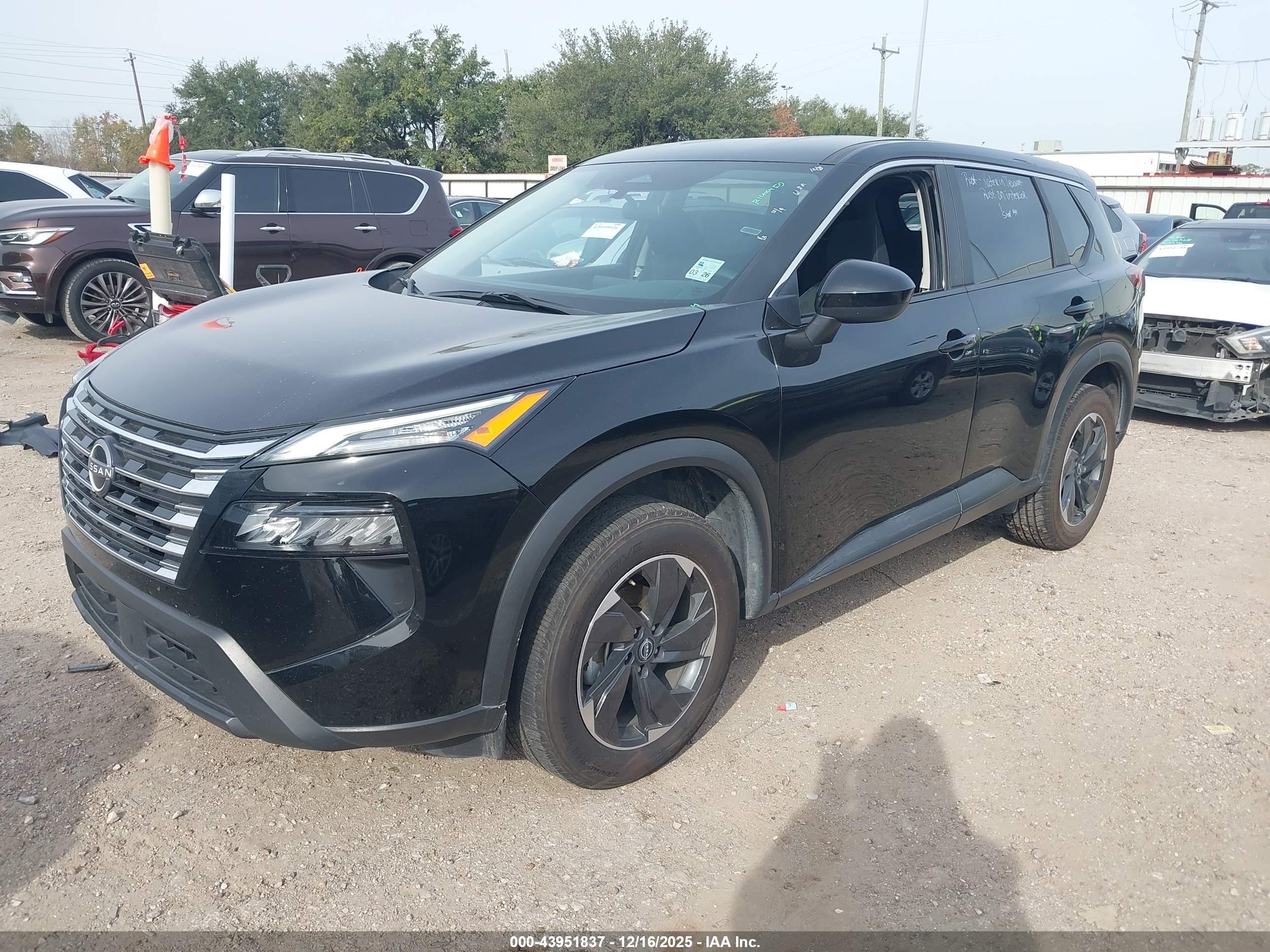 NISSAN ROGUE image 2