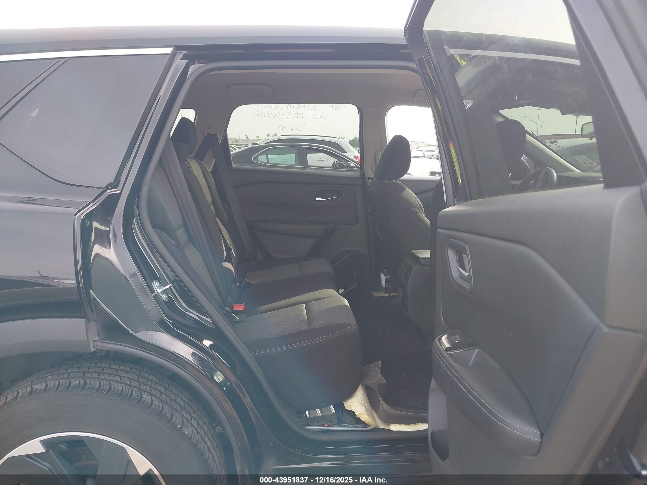 NISSAN ROGUE image 8