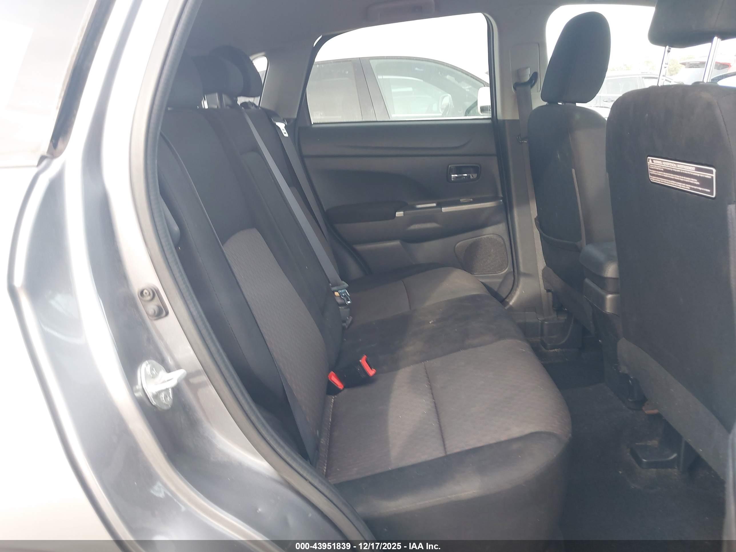MITSUBISHI OUTLANDER image 8