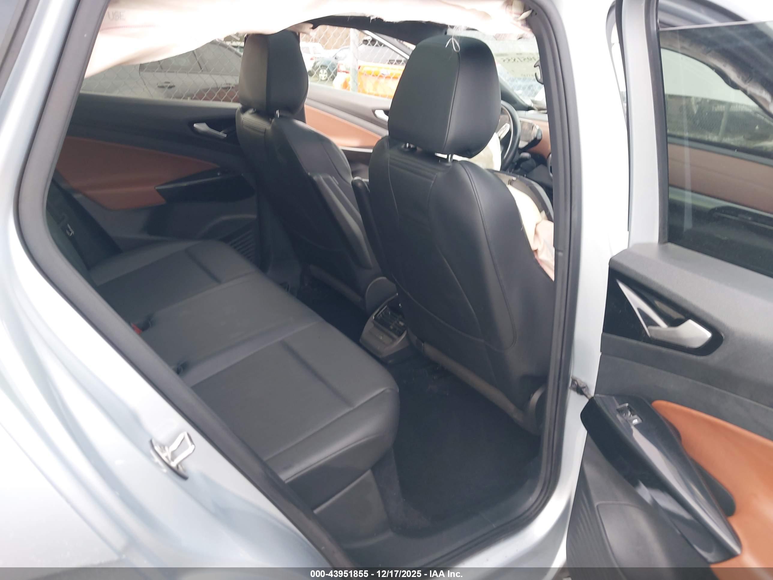VOLKSWAGEN ID.4 image 8
