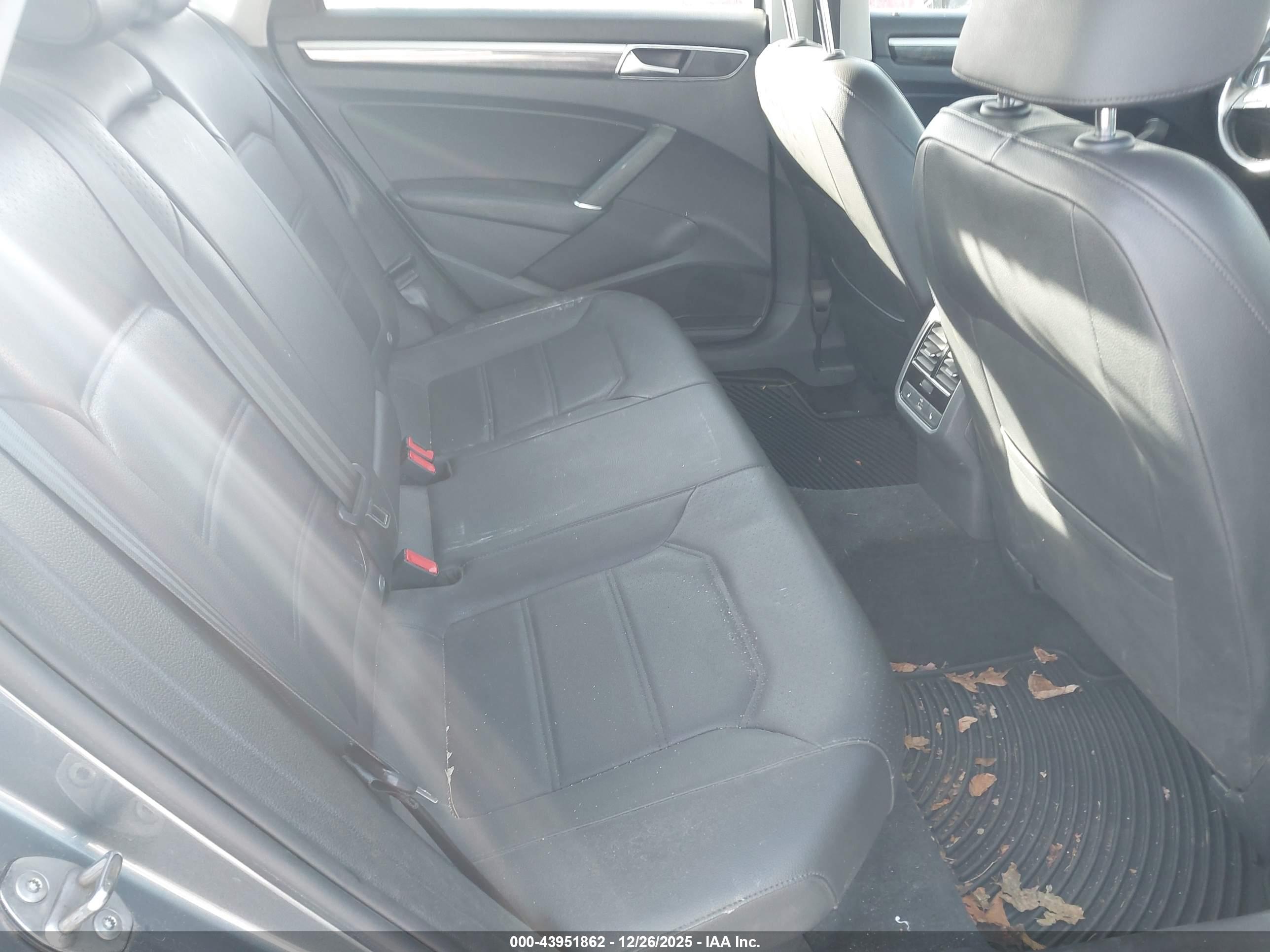 VOLKSWAGEN PASSAT image 8
