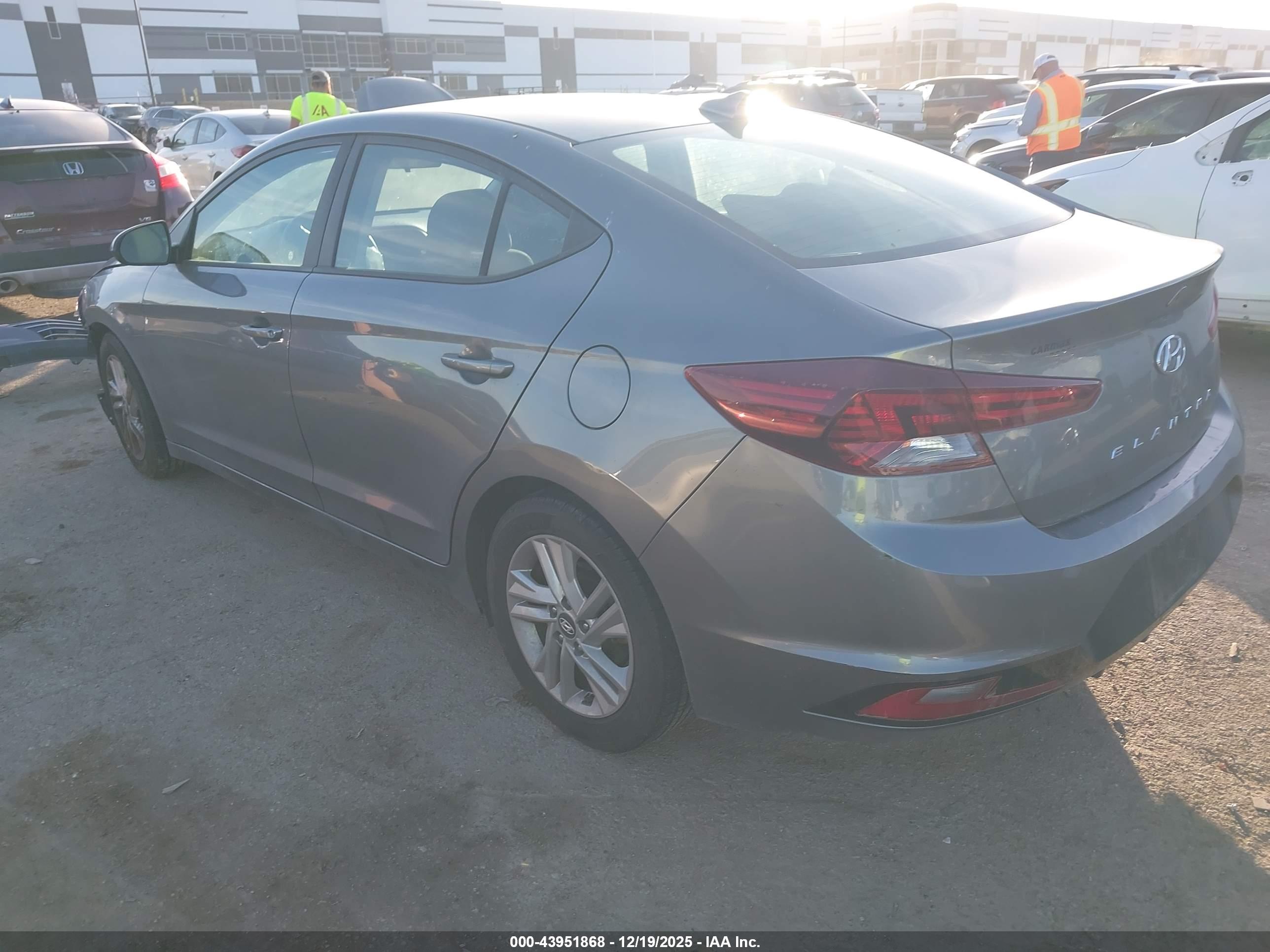HYUNDAI ELANTRA image 3