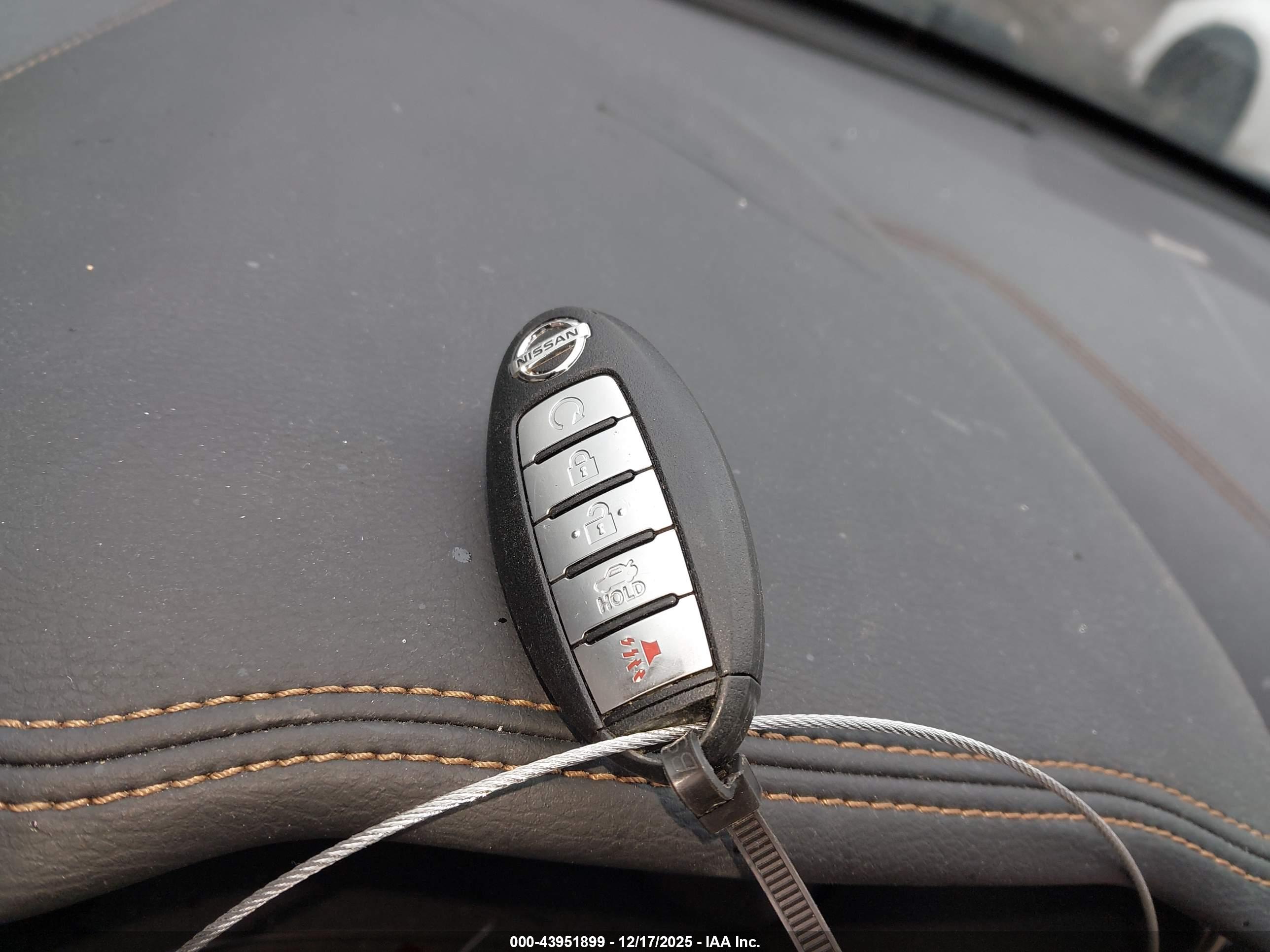 NISSAN MAXIMA image 11