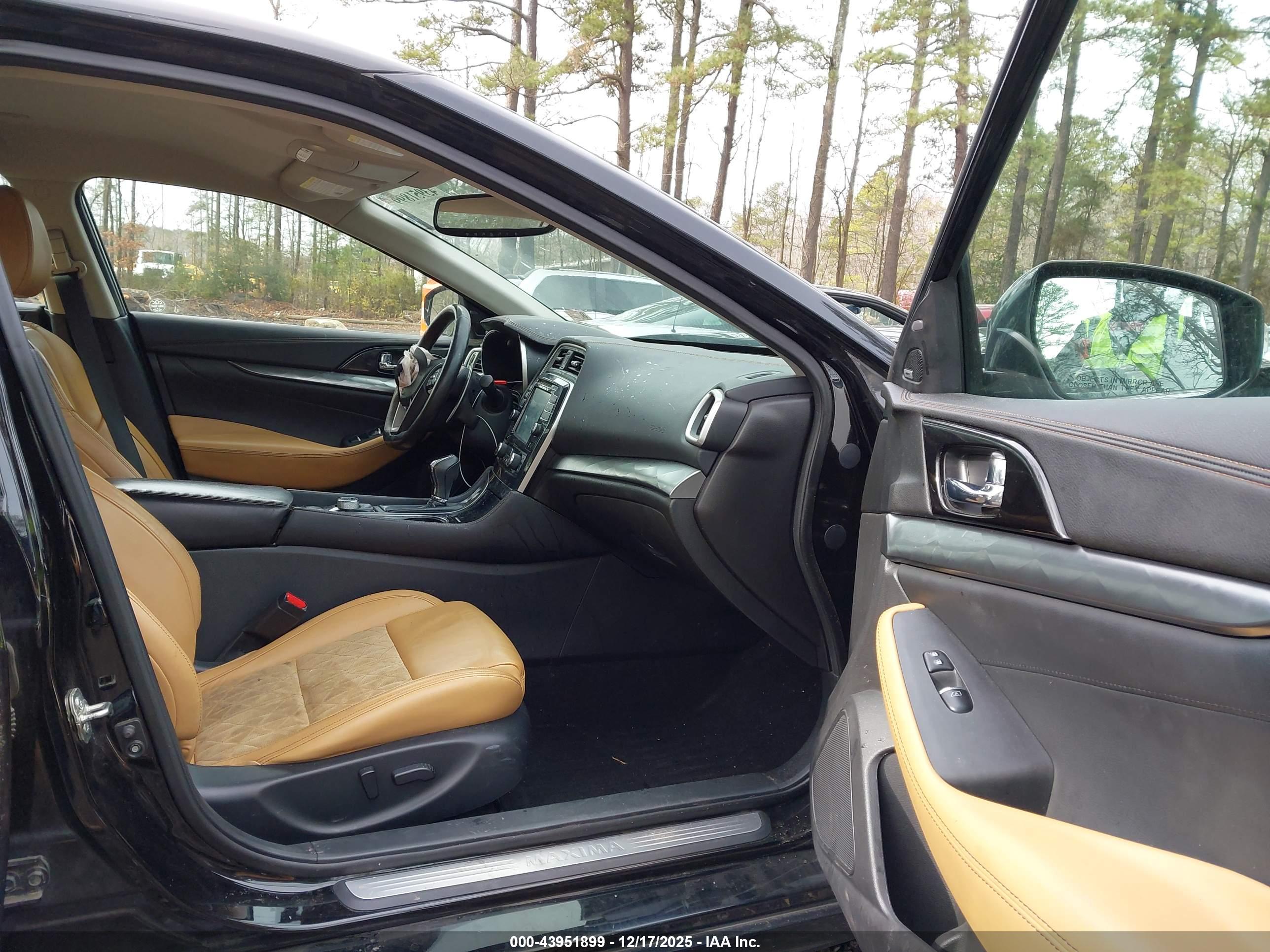 NISSAN MAXIMA image 5