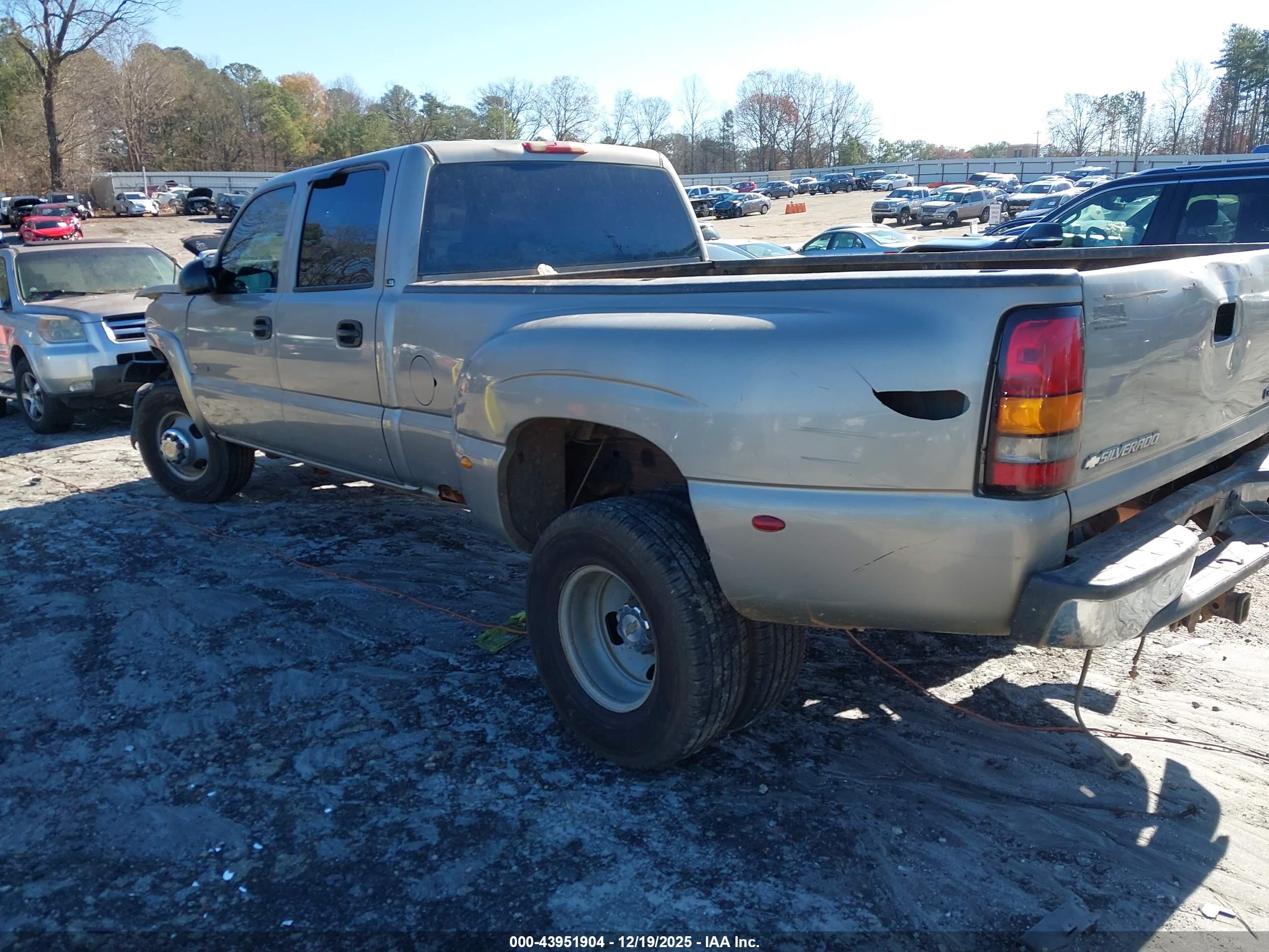 CHEVROLET SILVERADO image 3
