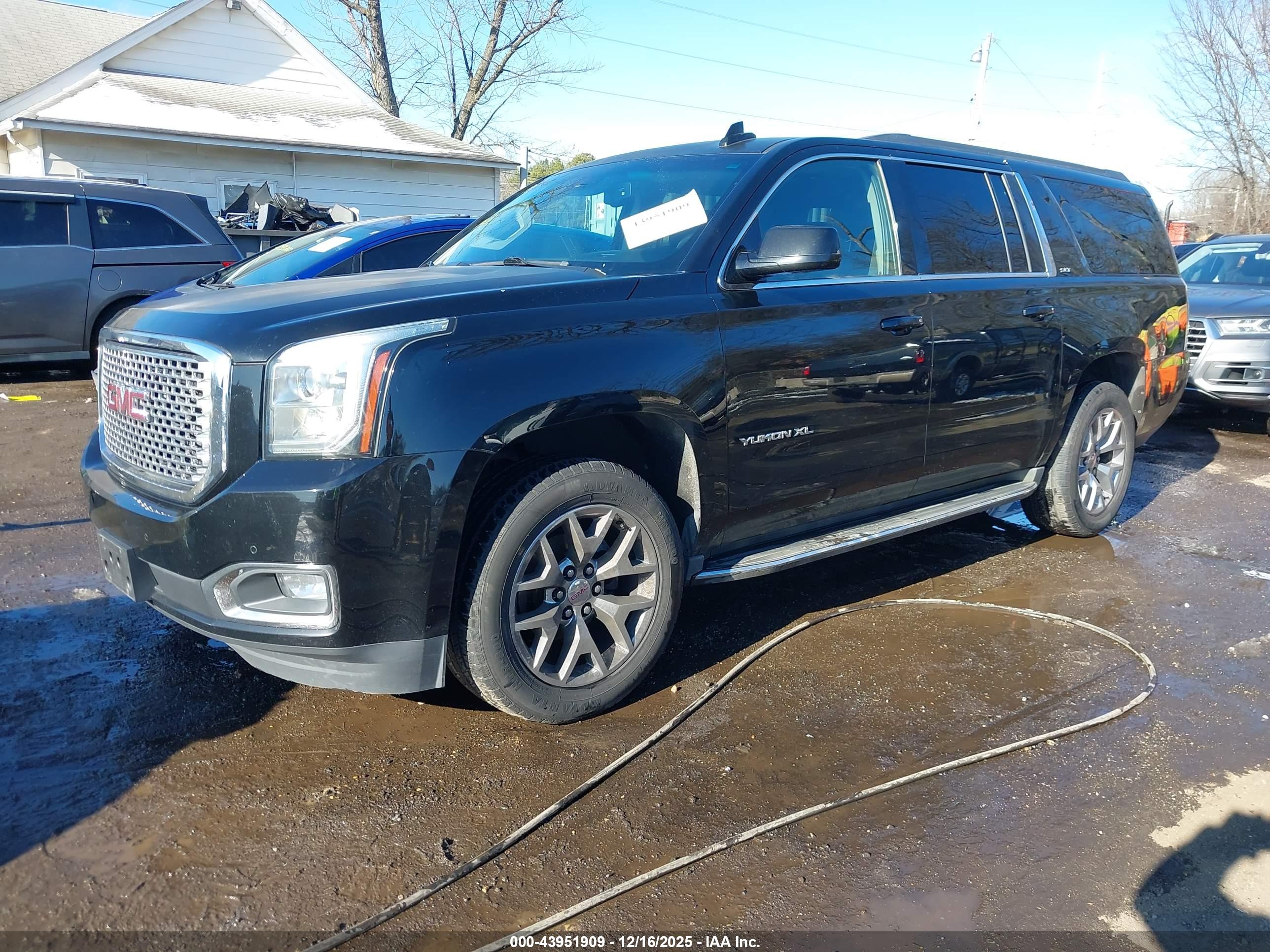 GMC YUKON image 2