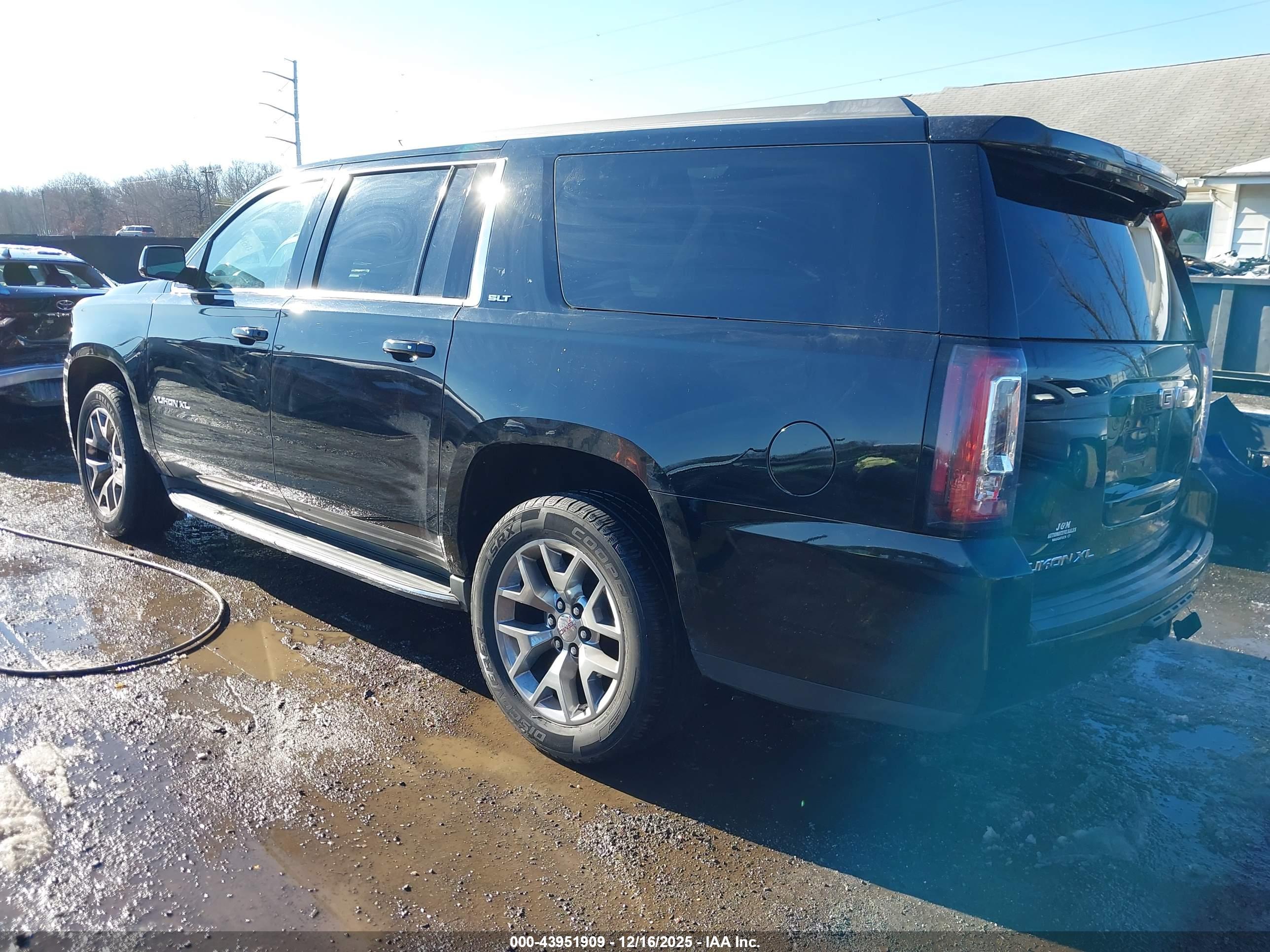 GMC YUKON image 3