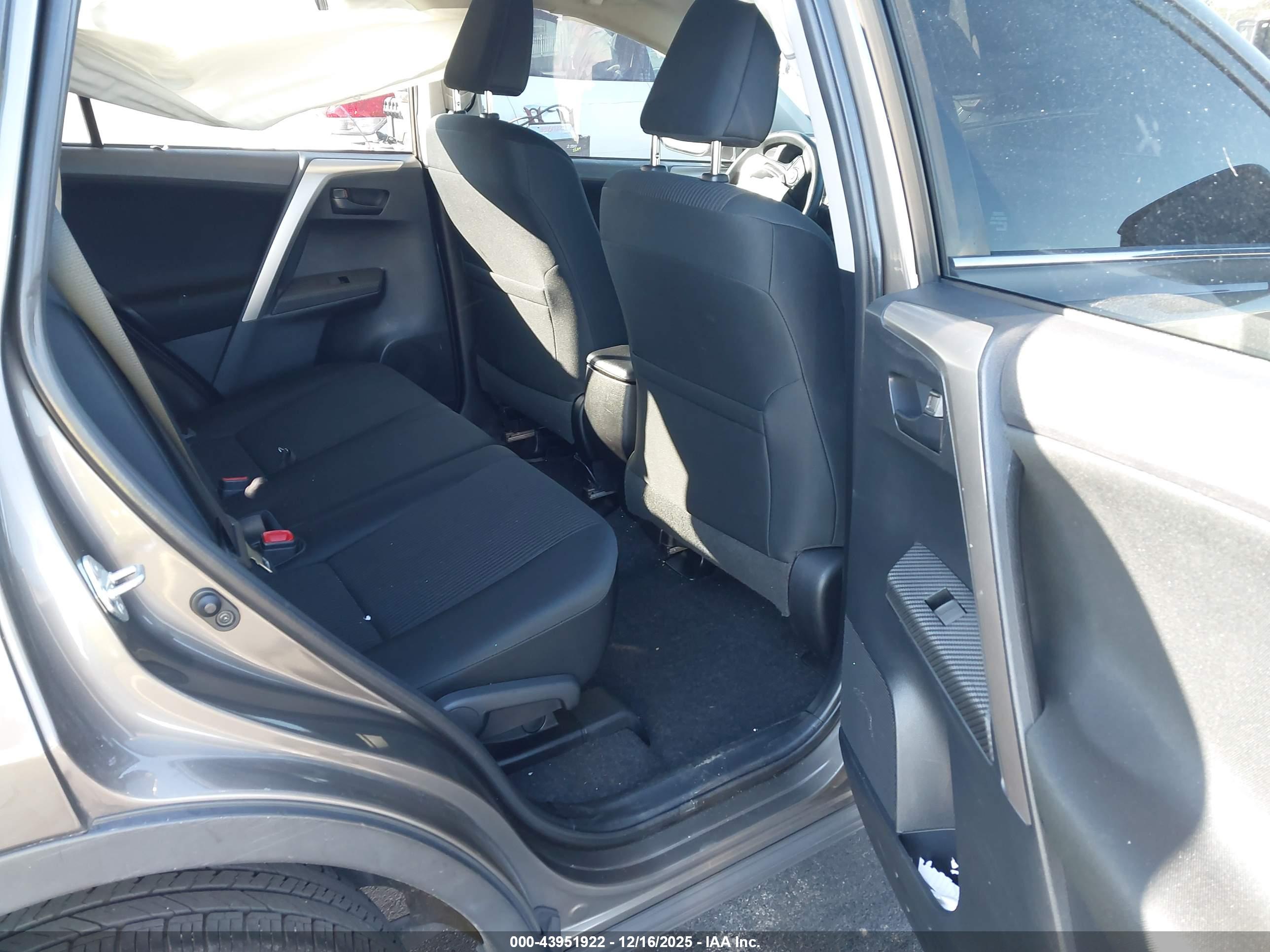 TOYOTA RAV4 image 8