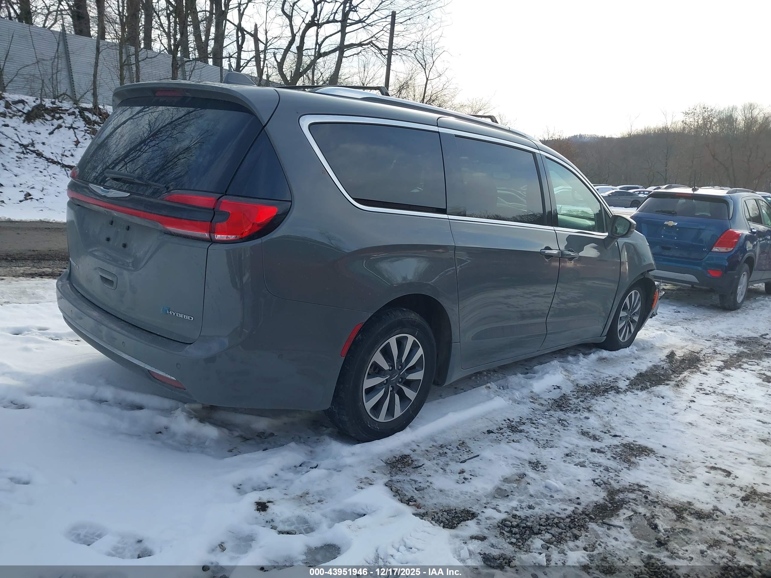 CHRYSLER PACIFICA image 4