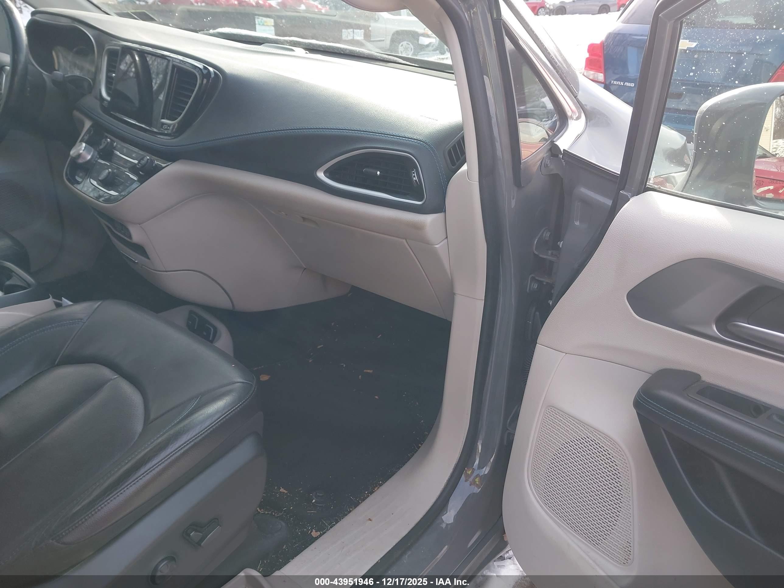 CHRYSLER PACIFICA image 5