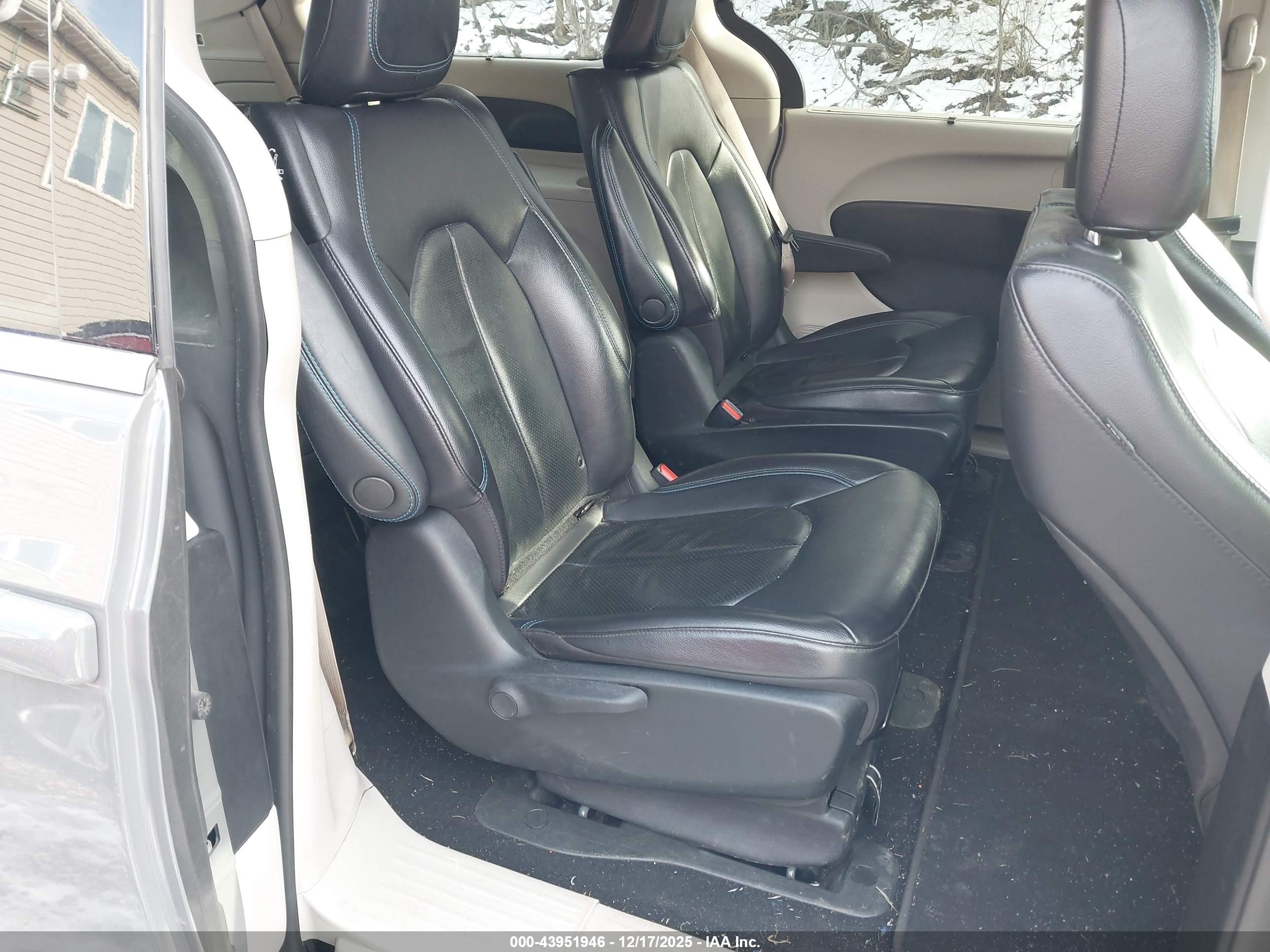 CHRYSLER PACIFICA image 8