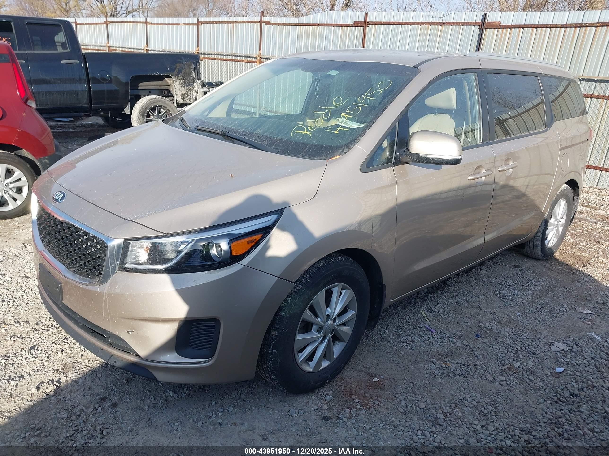 KIA SEDONA image 2