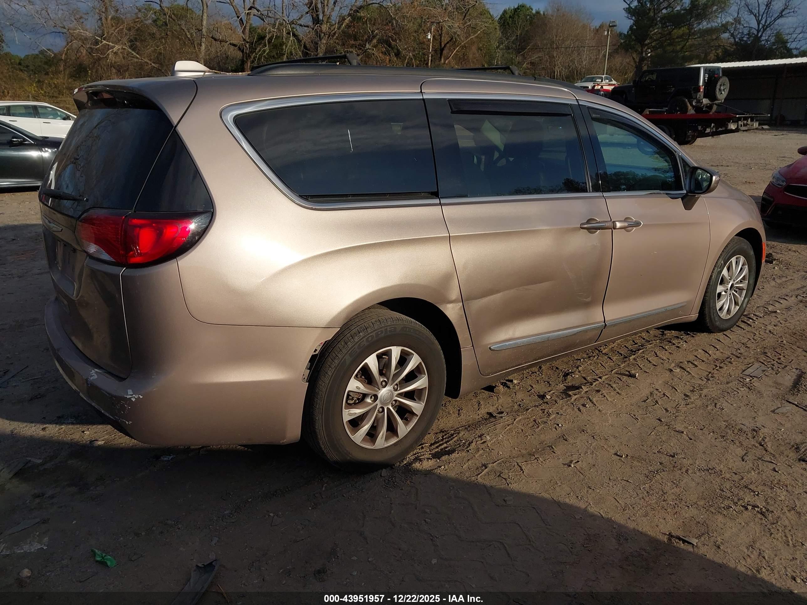 CHRYSLER PACIFICA image 4