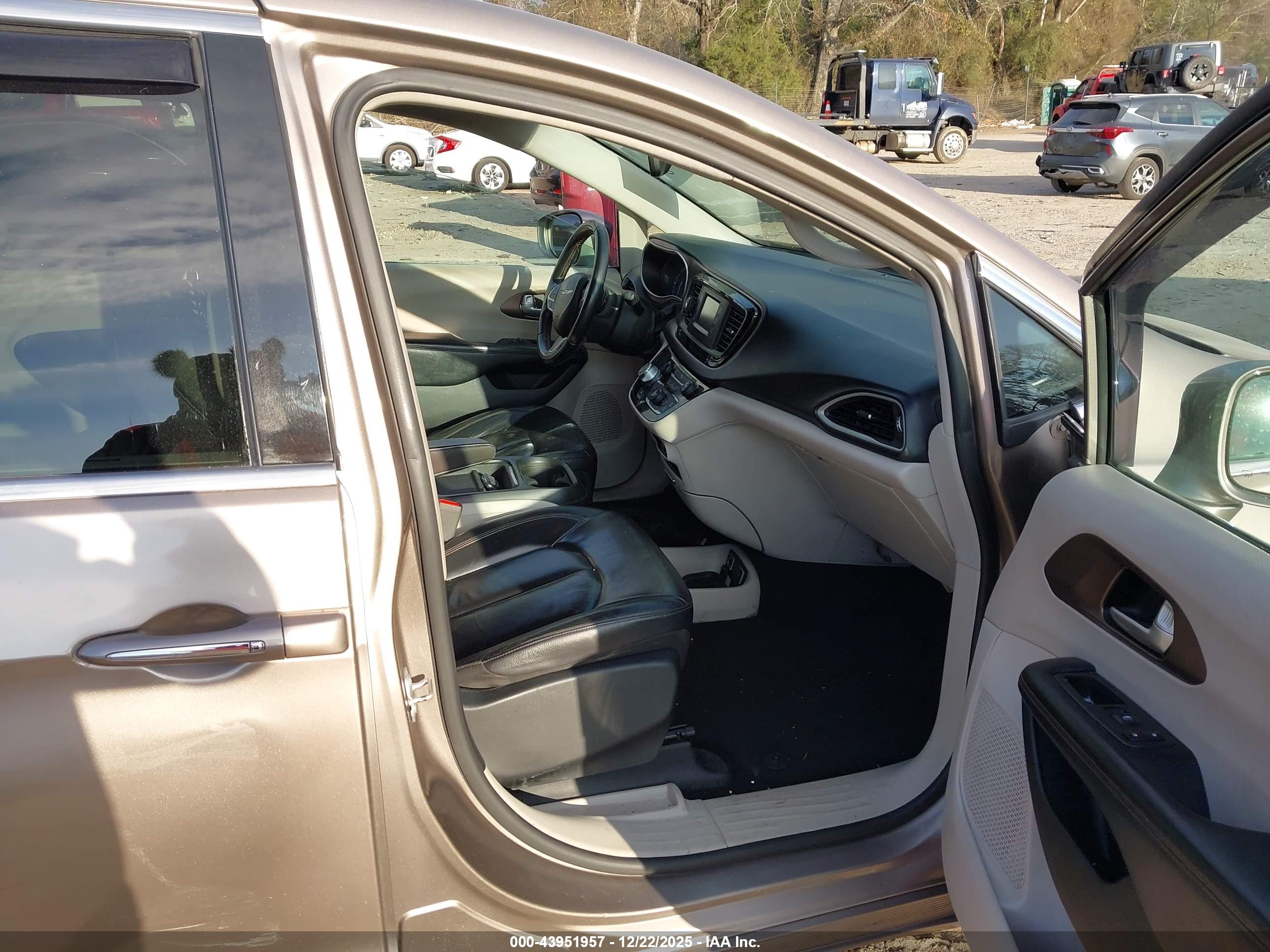 CHRYSLER PACIFICA image 5