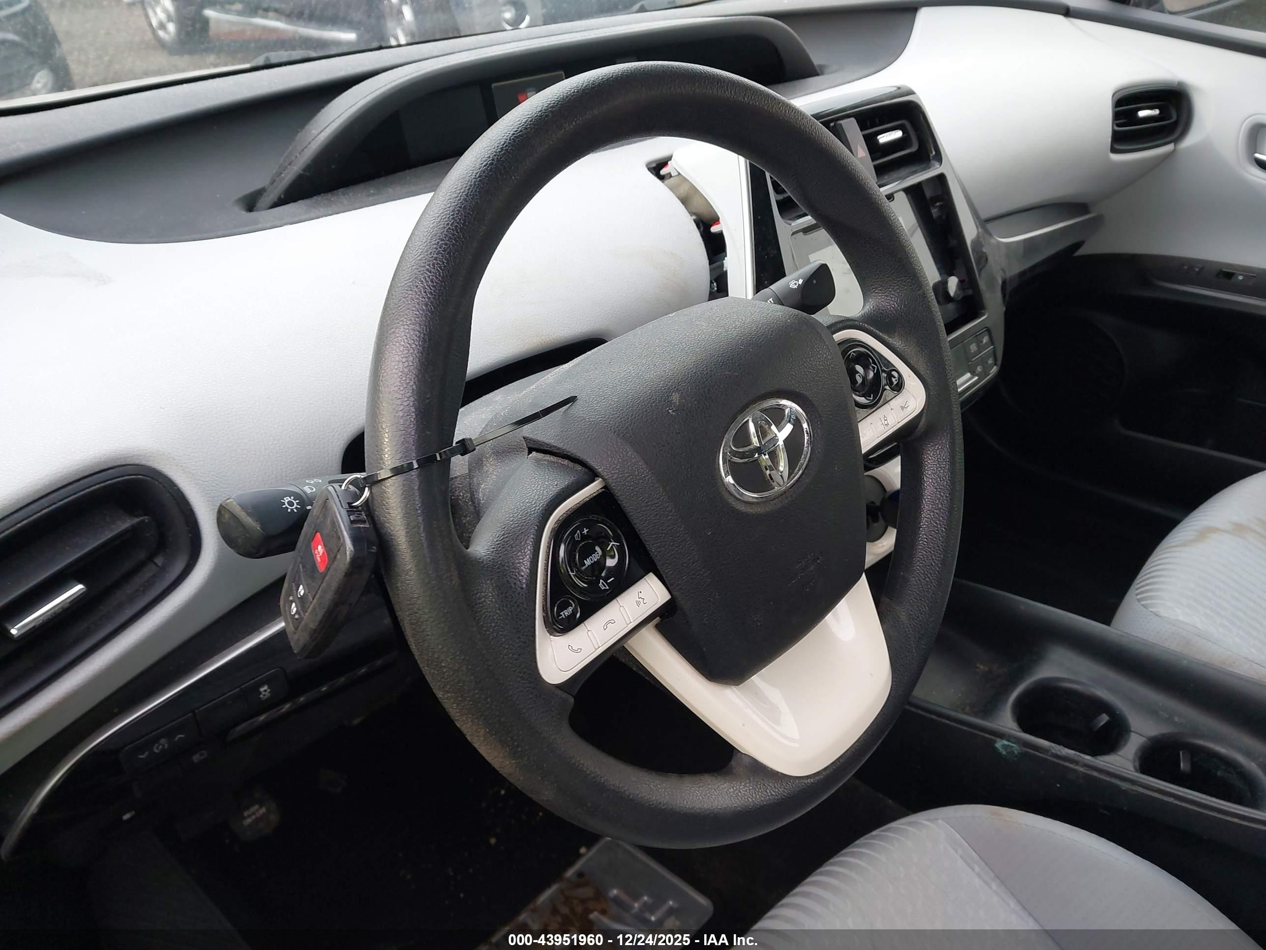 TOYOTA PRIUS image 11